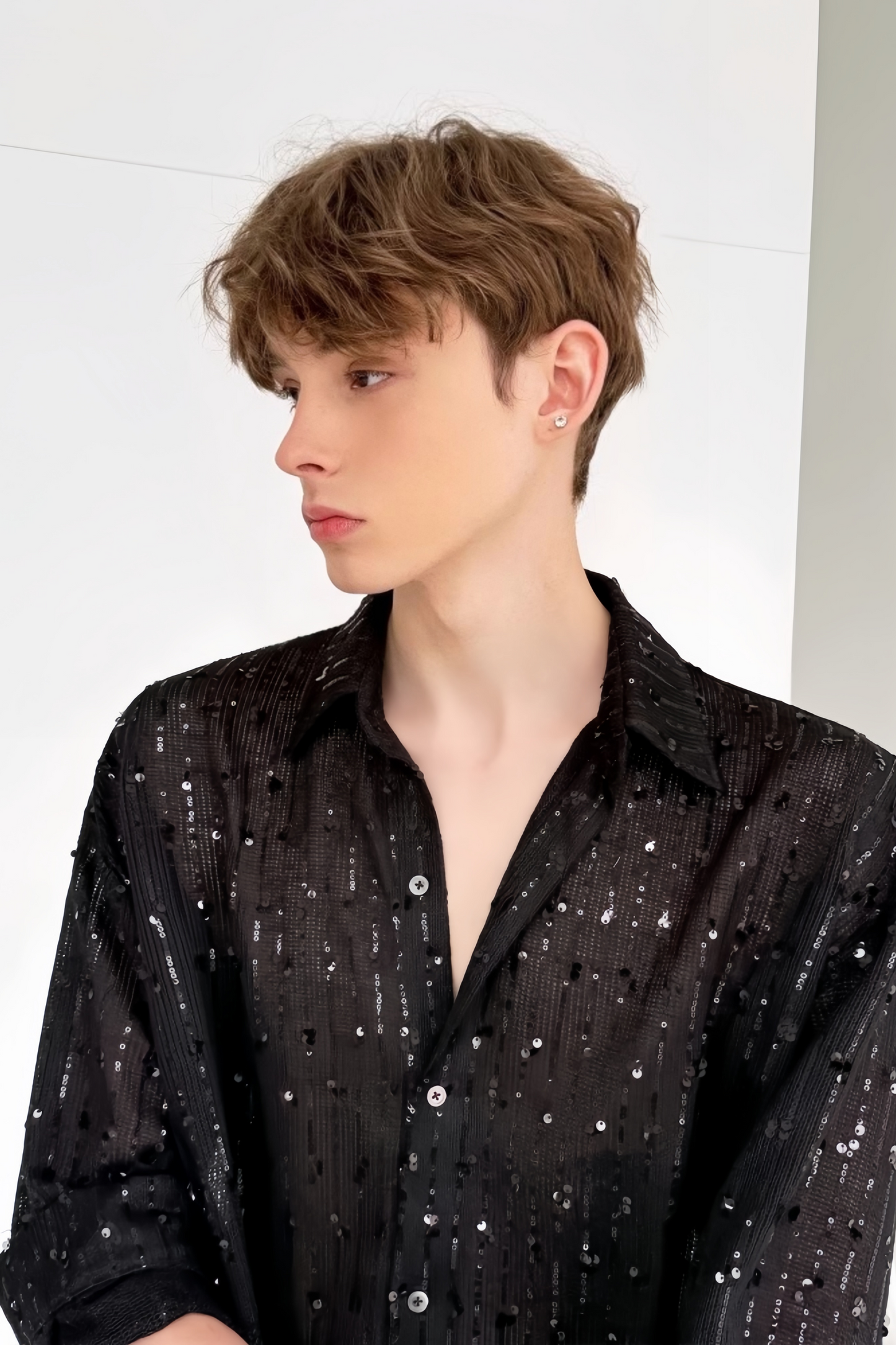 يوسف بلاك بلوزة مزينة بالترتر وبدلة قميص