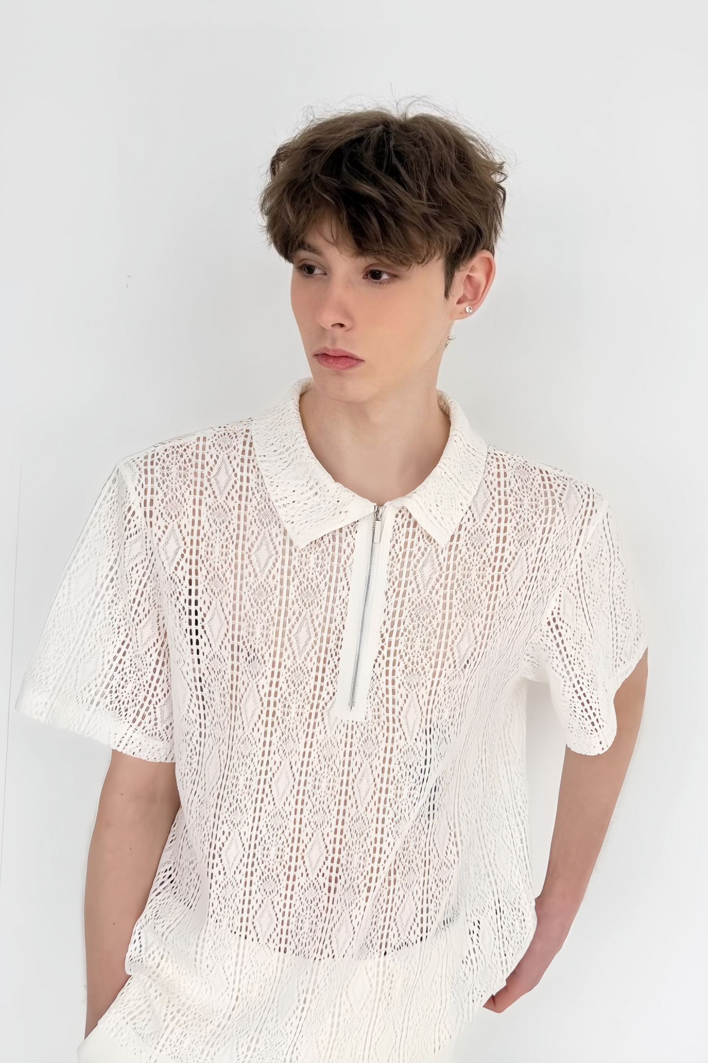 قميص أبيض مزين بزخارف زهرية من اللؤلؤ الصناعي من Tuur