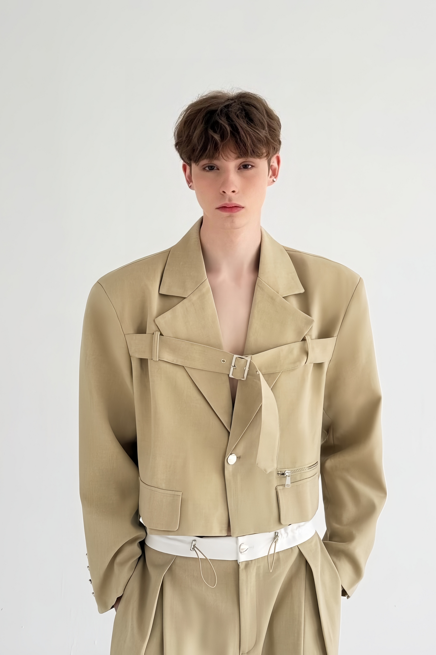 بدلة بتصميم غير تقليدي من Viktor khaki