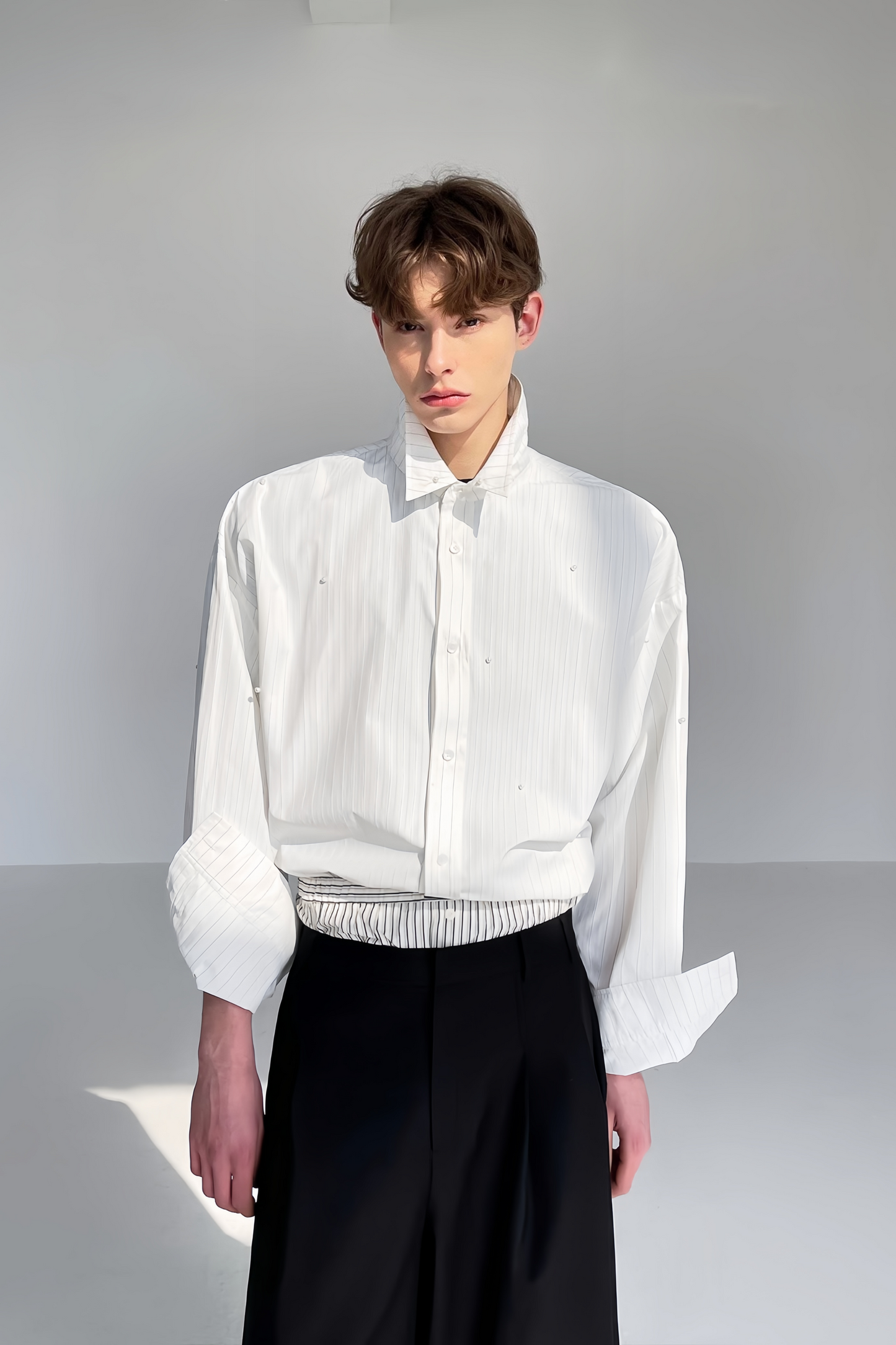 قميص أبيض مزين بزخارف من اللؤلؤ الصناعي من فينس