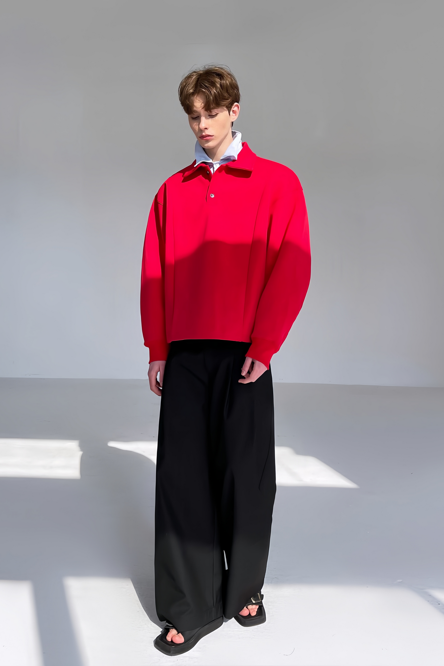 قميص ويليام الأحمر بكتفين منخفضين