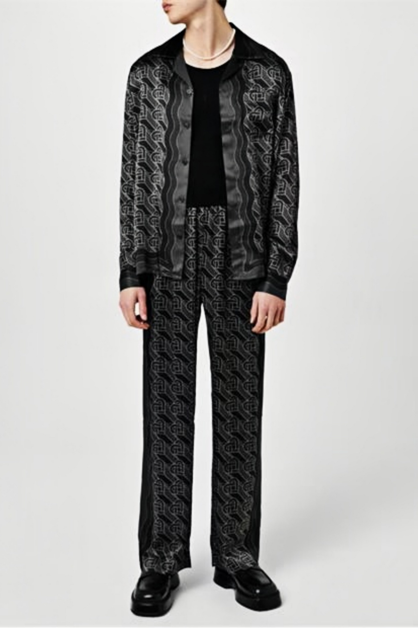 شورت أسود مزين برسومات من Augustin