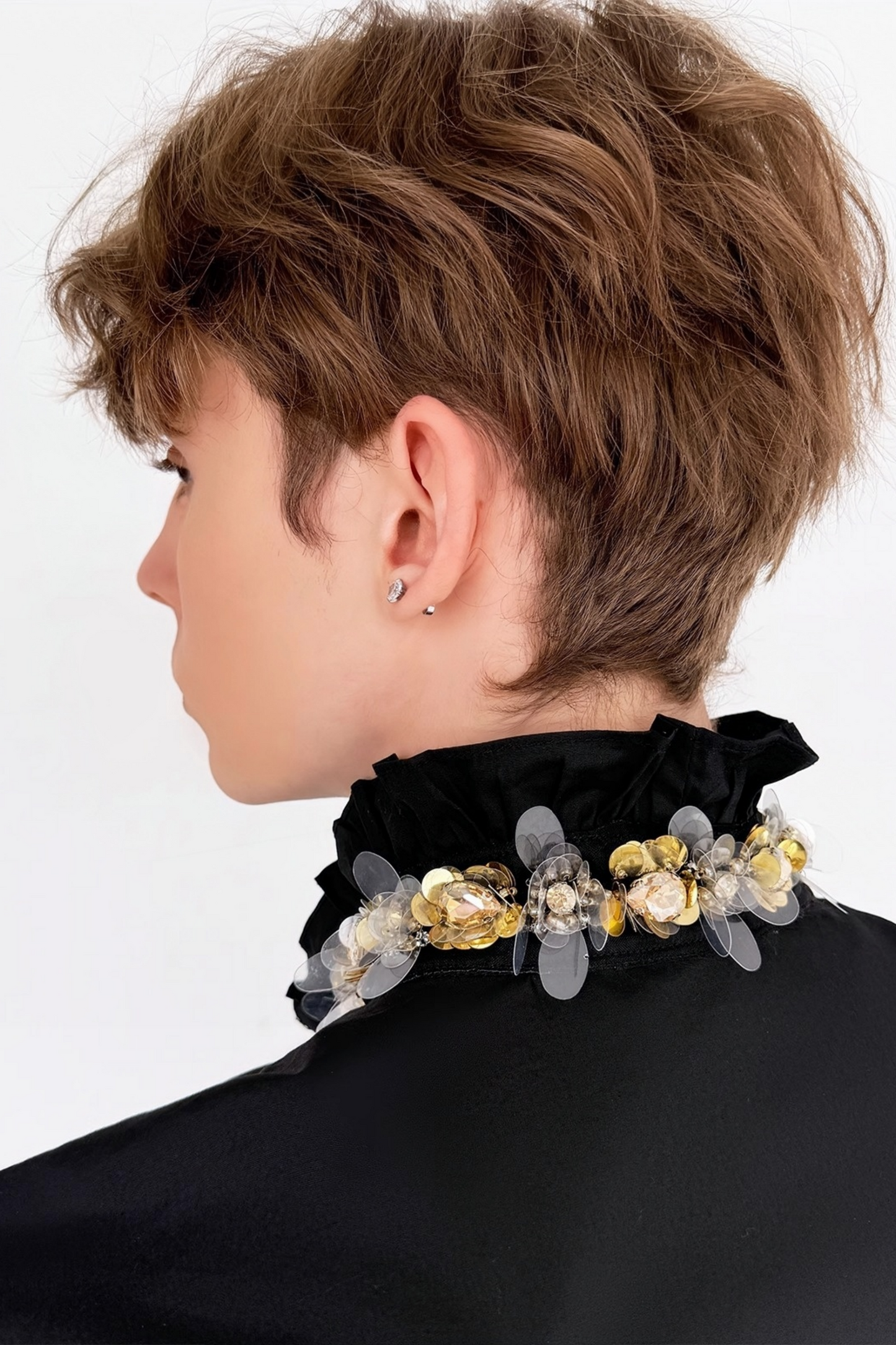 قميص يوريس أسود مزين بزخارف زهرية وبلورات