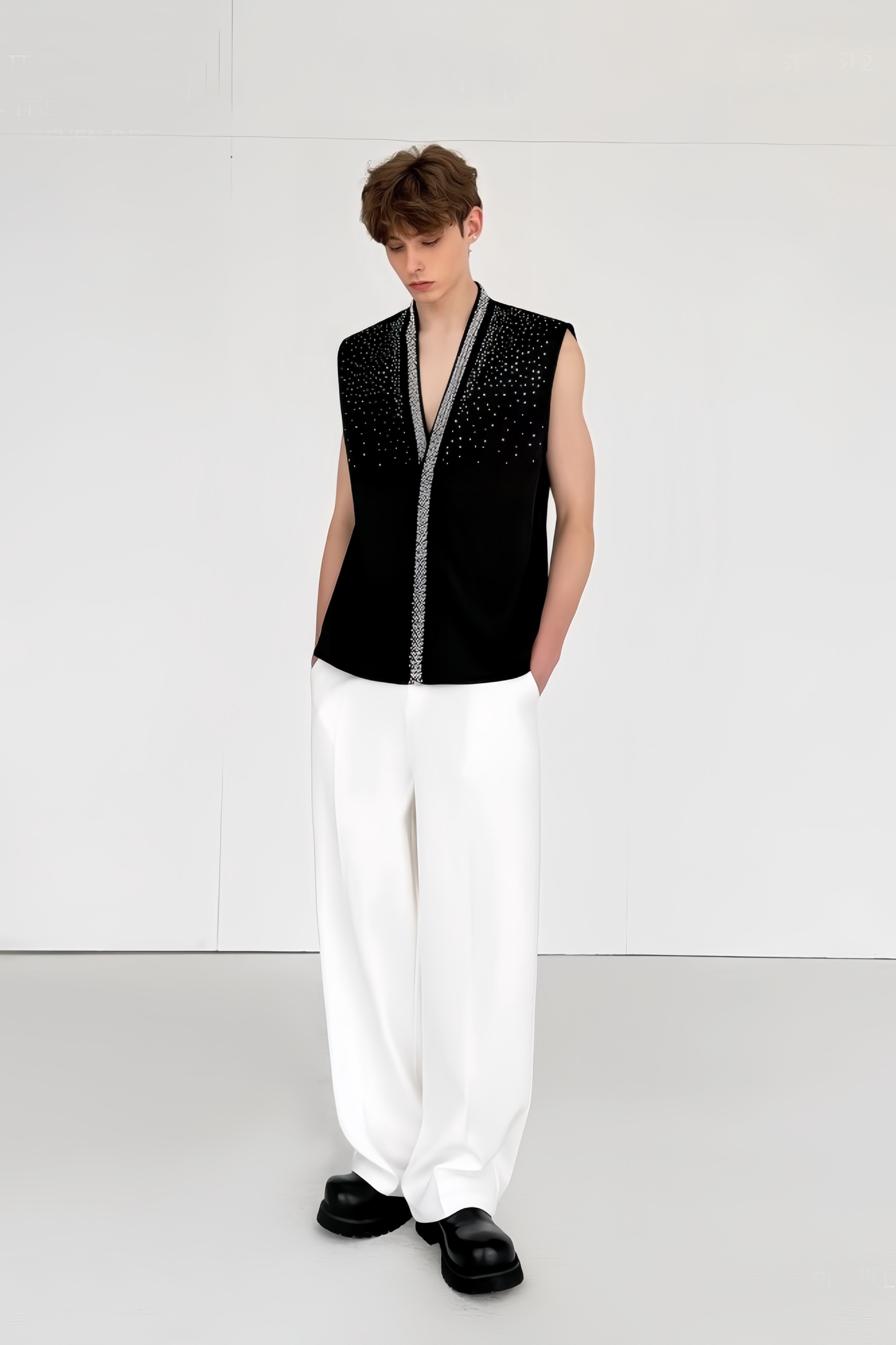 سترة علي سوداء مزينة بالكريستال