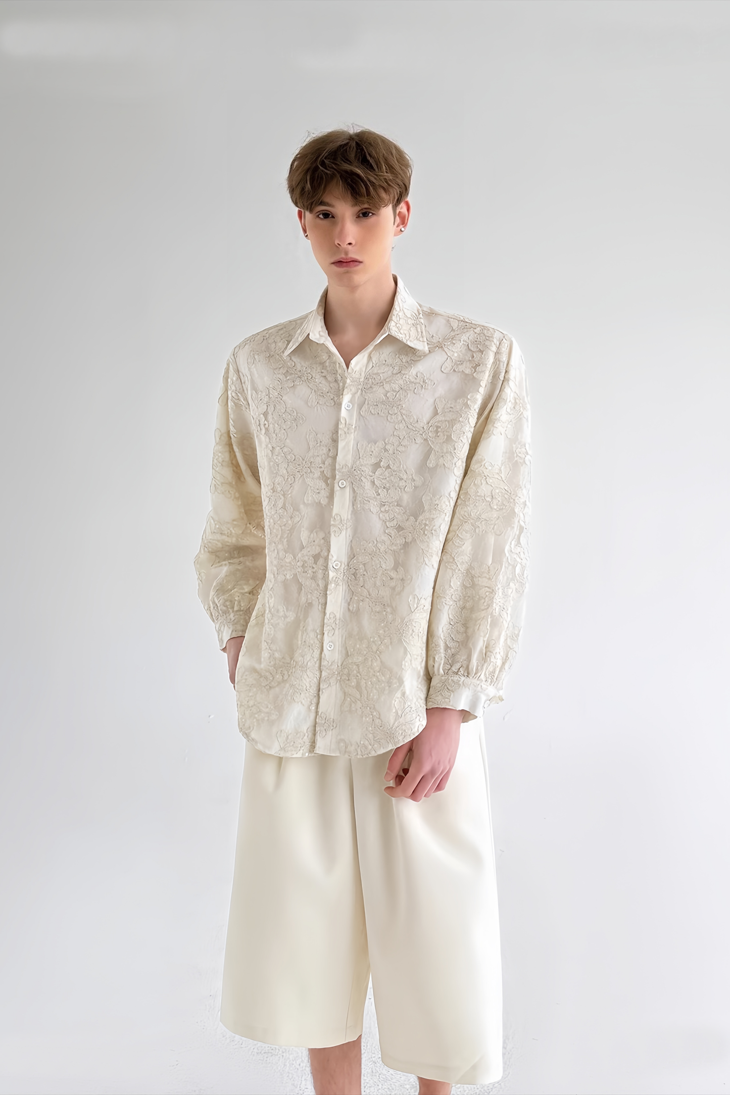 قميص أبيض طويل الأكمام من Bastien مزين بتطريزات زهرية على طبقتين