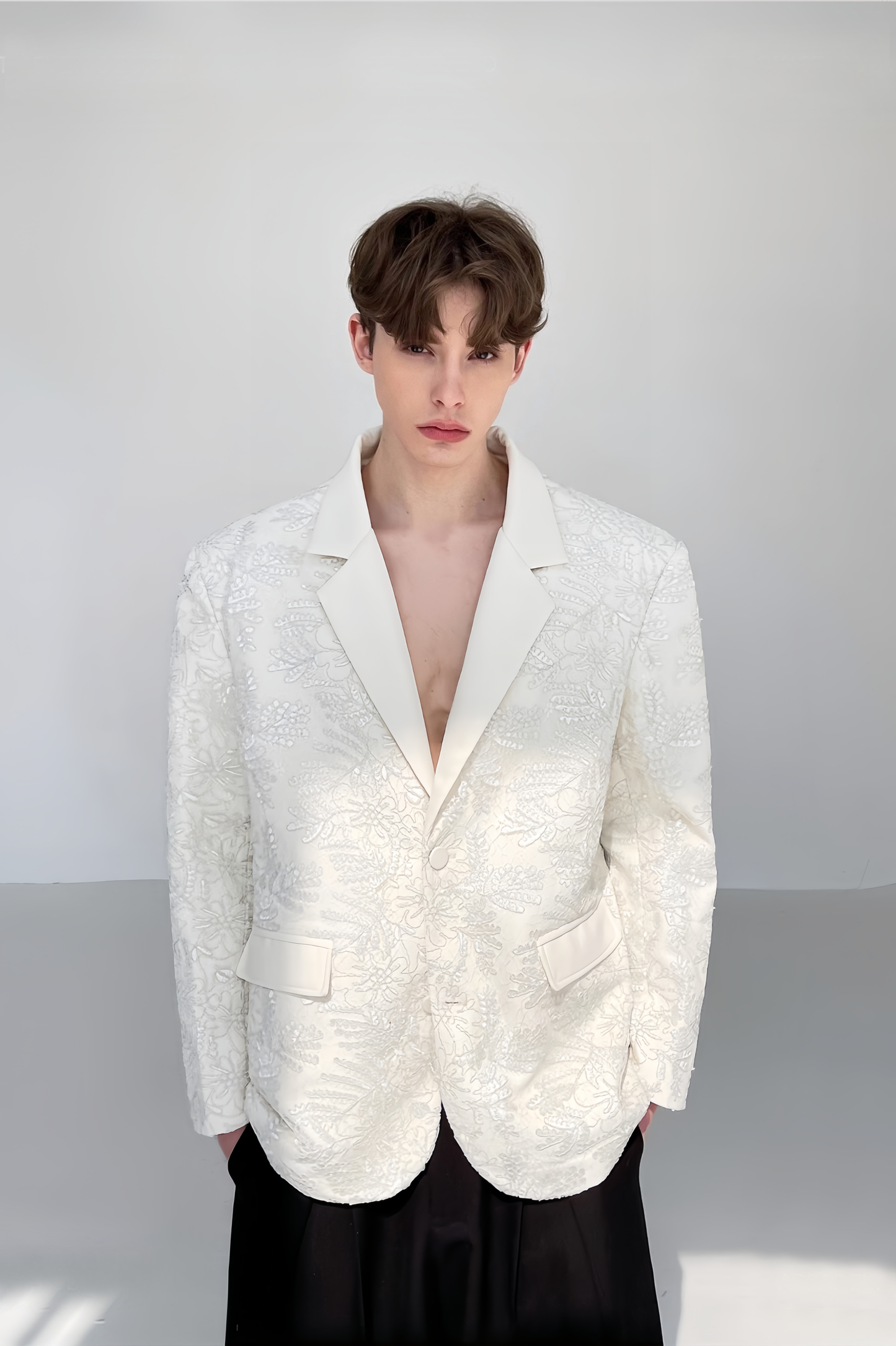 Léo white floral-embroidered blazer