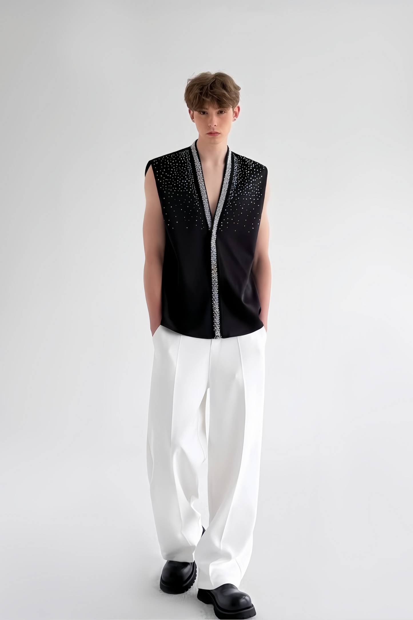 سترة علي سوداء مزينة بالكريستال