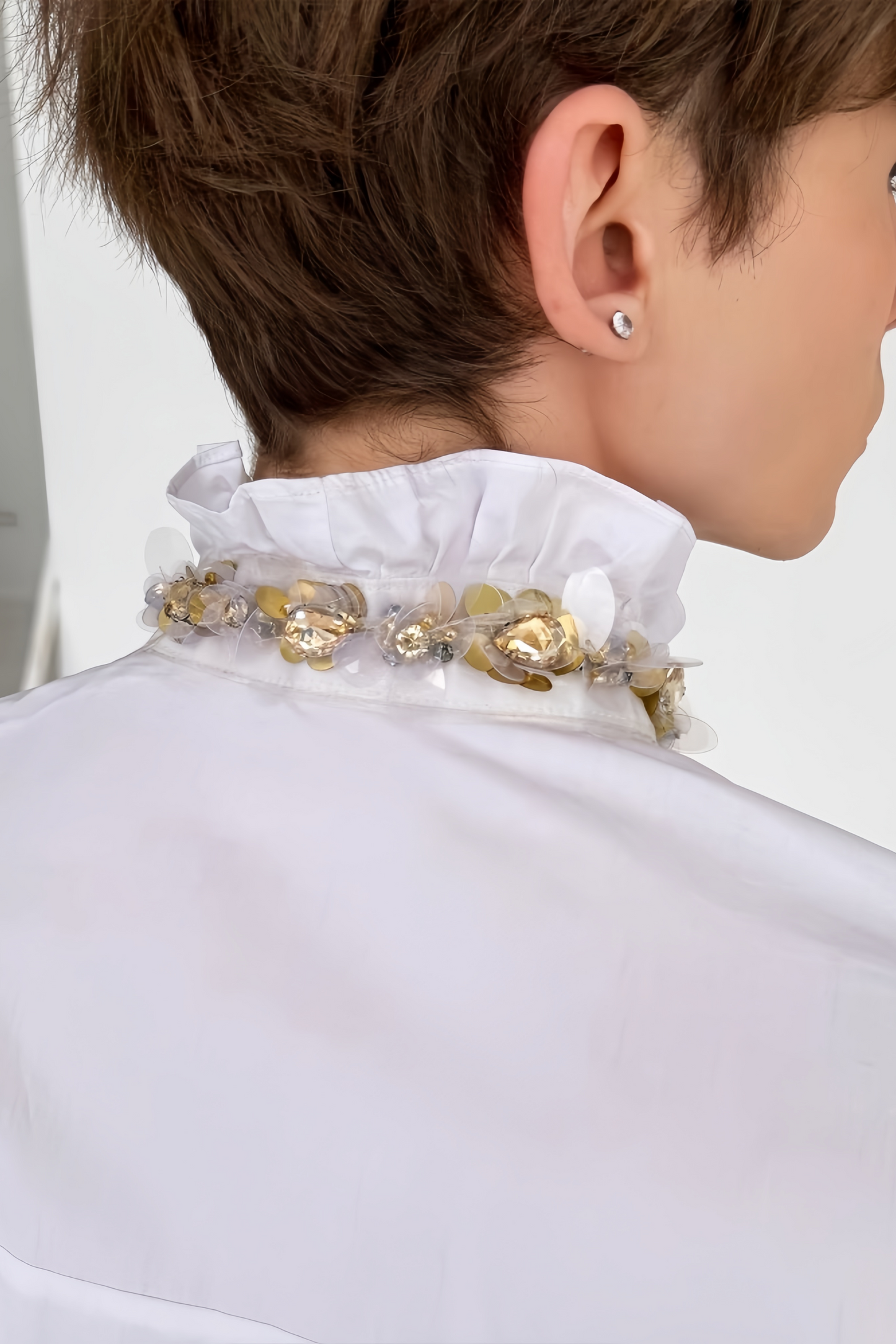 قميص يوريس أبيض مزين بزخارف زهرية وبلورات