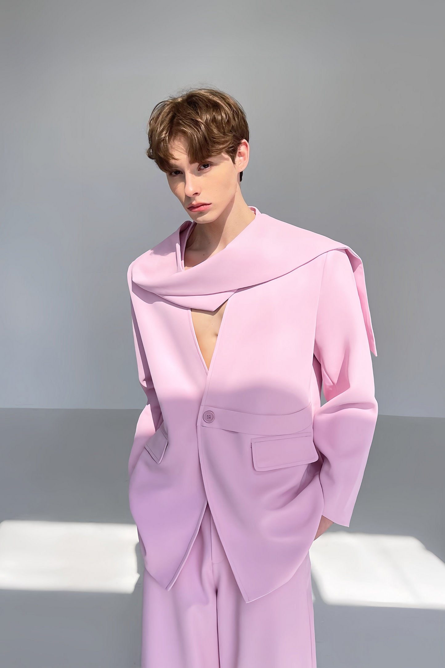 بدلة وردية من Basile بنمط ملفوف