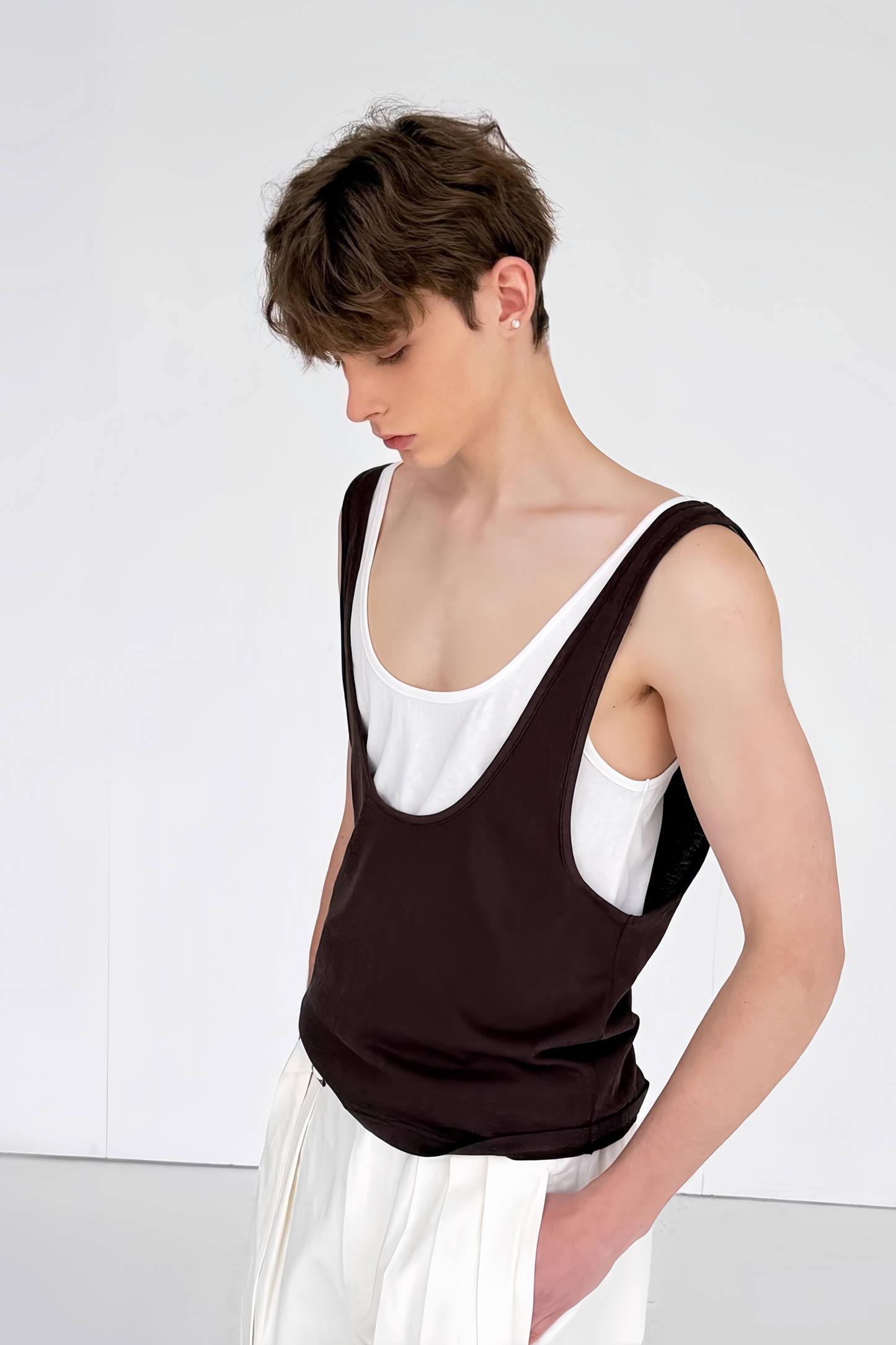 قميص بدون أكمام بسيط من Adrien Brown