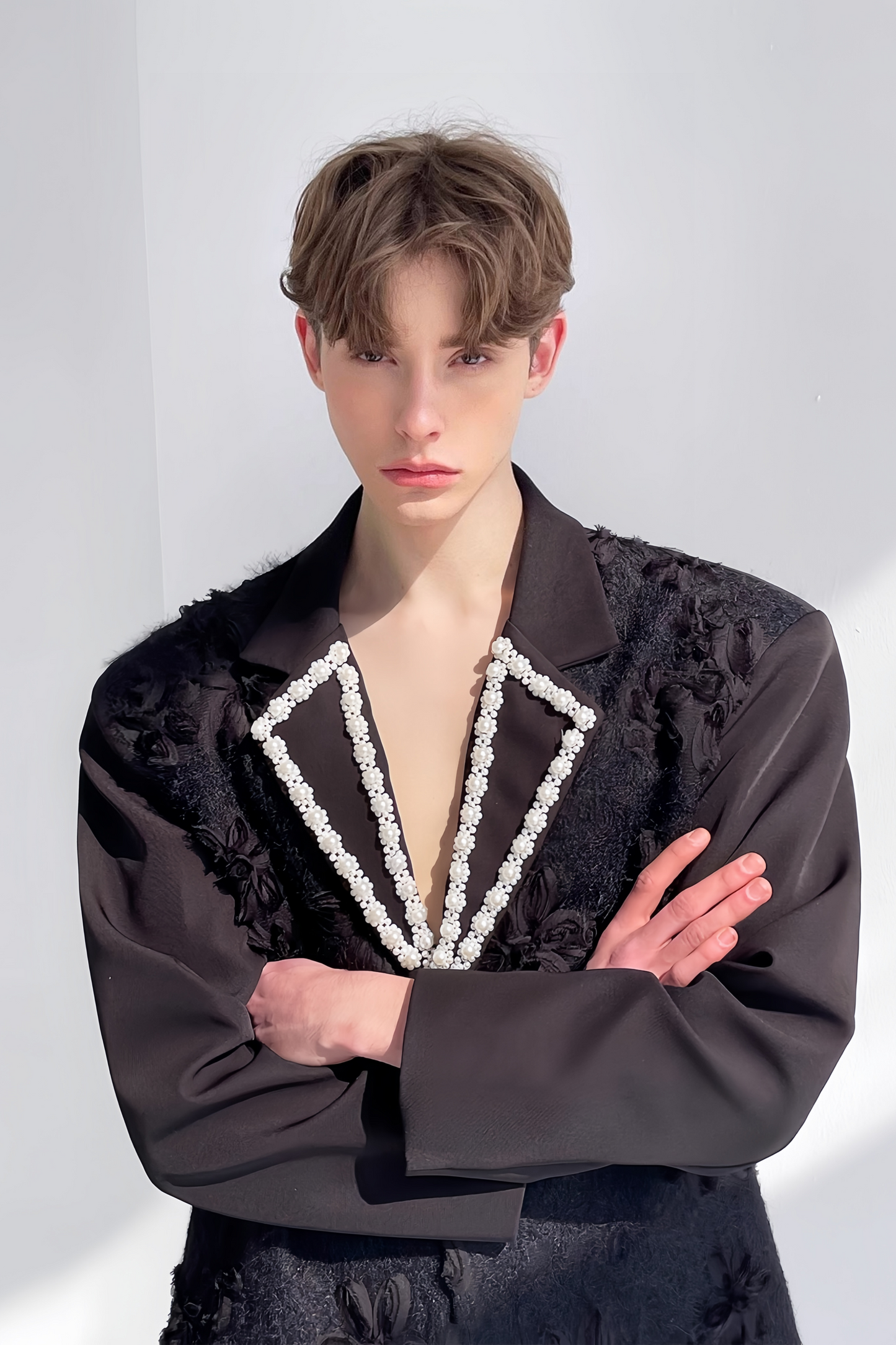 سترة أمير سوداء مزينة بزخارف زهرية من اللؤلؤ الصناعي