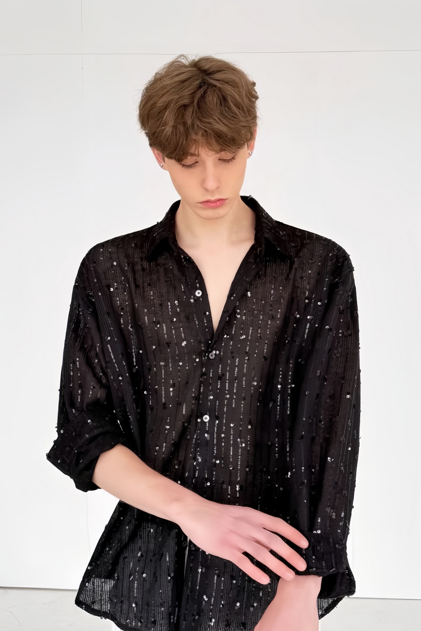 يوسف بلاك بلوزة مزينة بالترتر وبدلة قميص