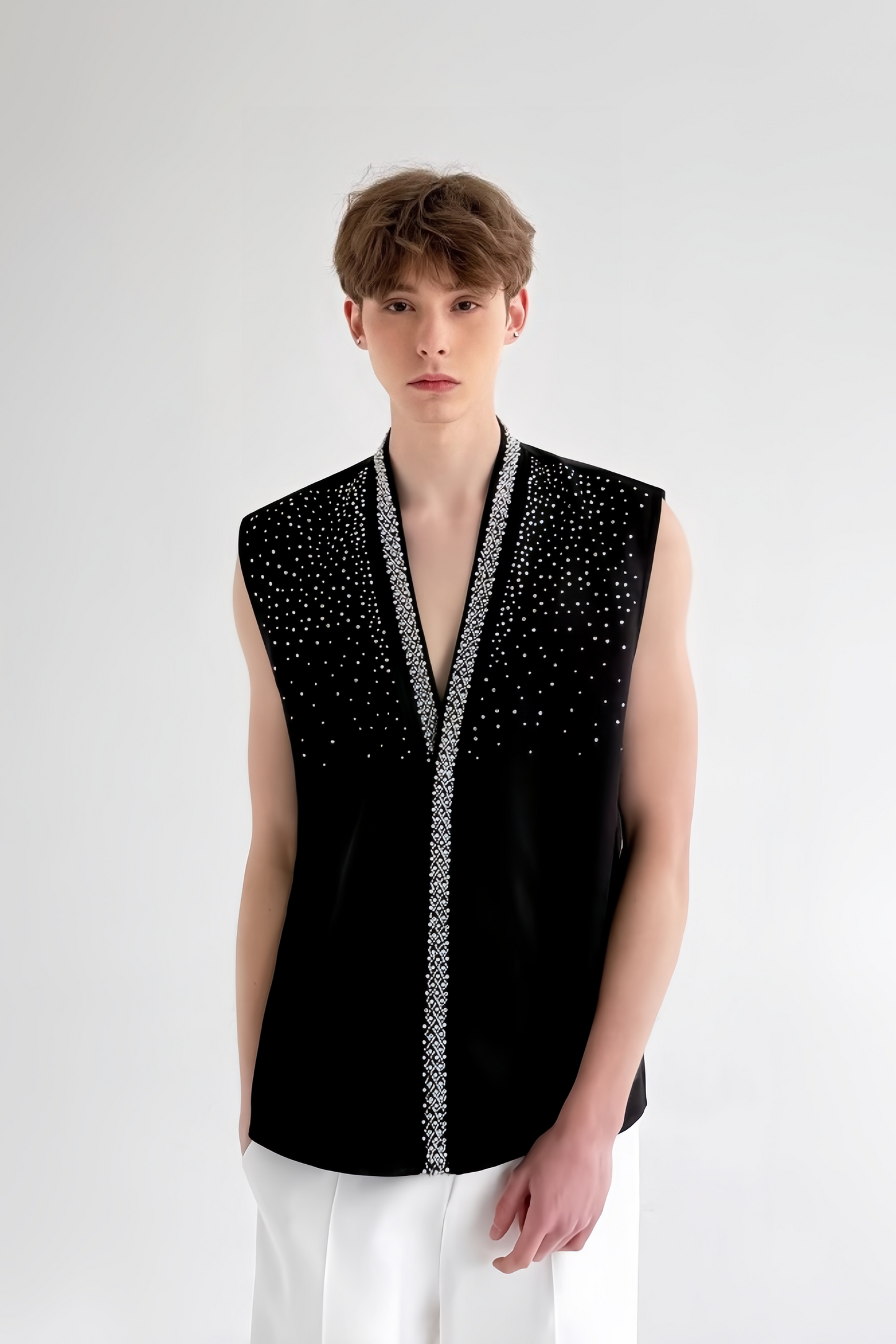 سترة علي سوداء مزينة بالكريستال