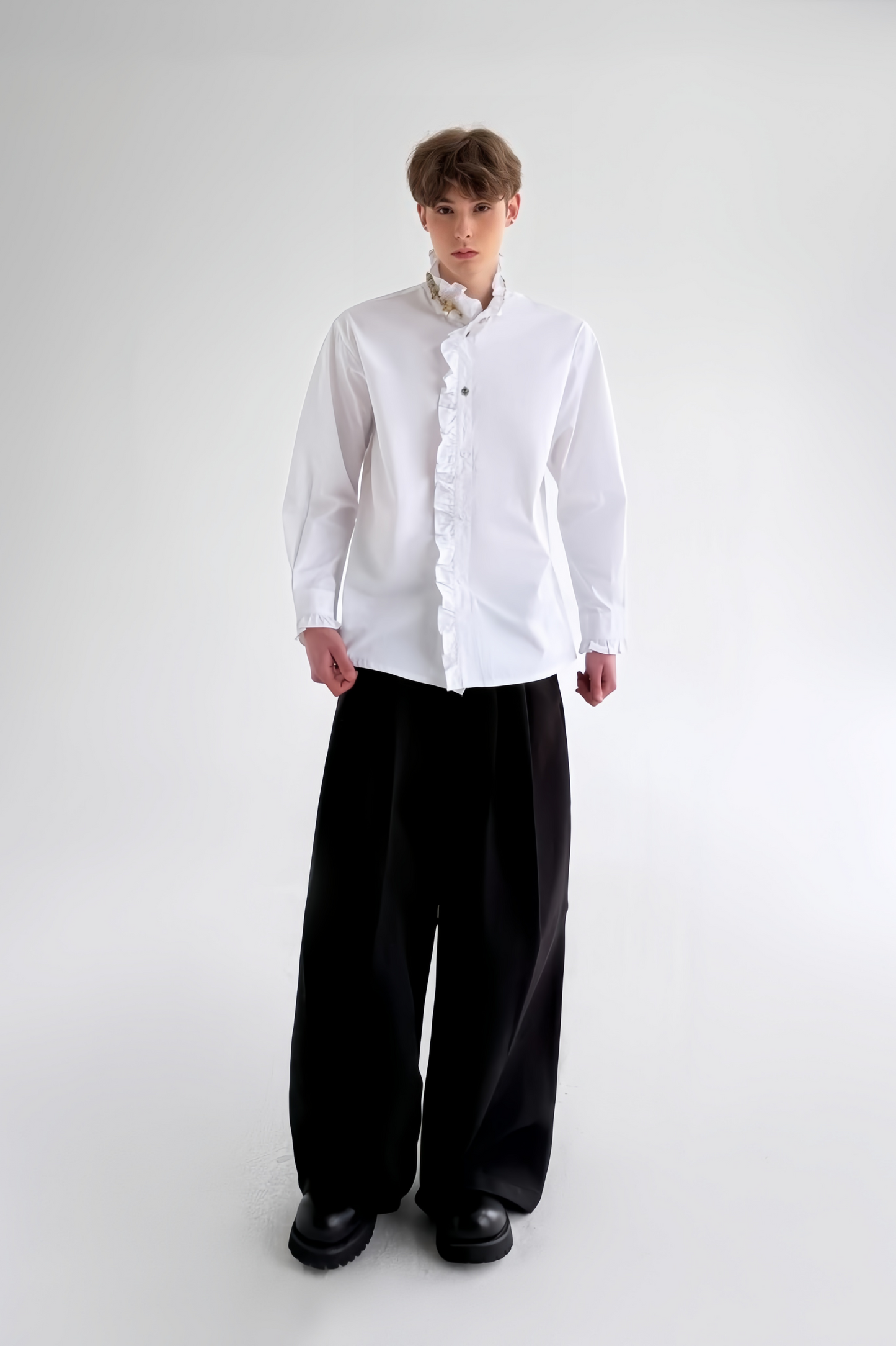 قميص يوريس أبيض مزين بزخارف زهرية وبلورات