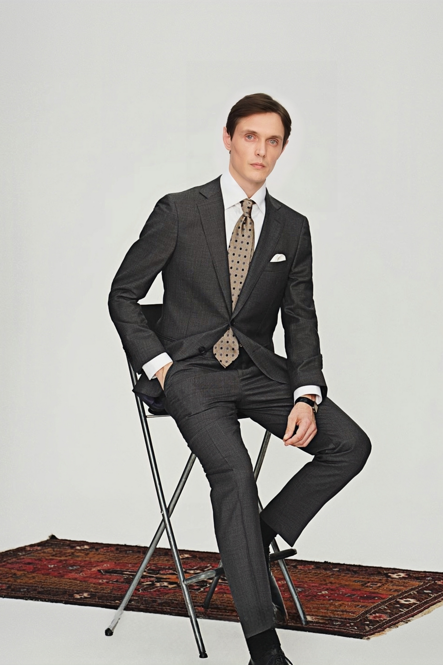 بدلة بنديكت رمادية داكنة