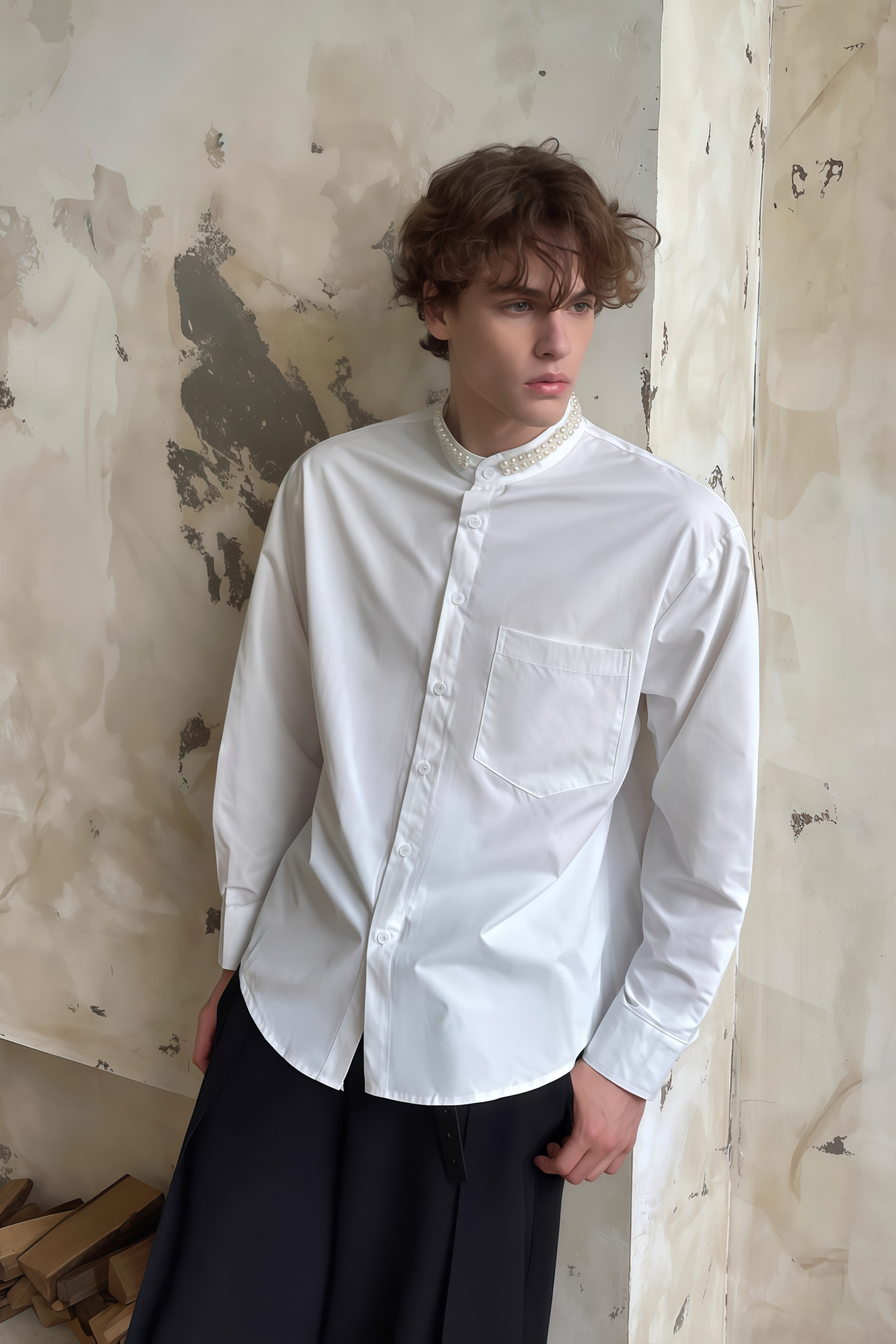 قميص أبيض مزين باللؤلؤ الصناعي من Adrian