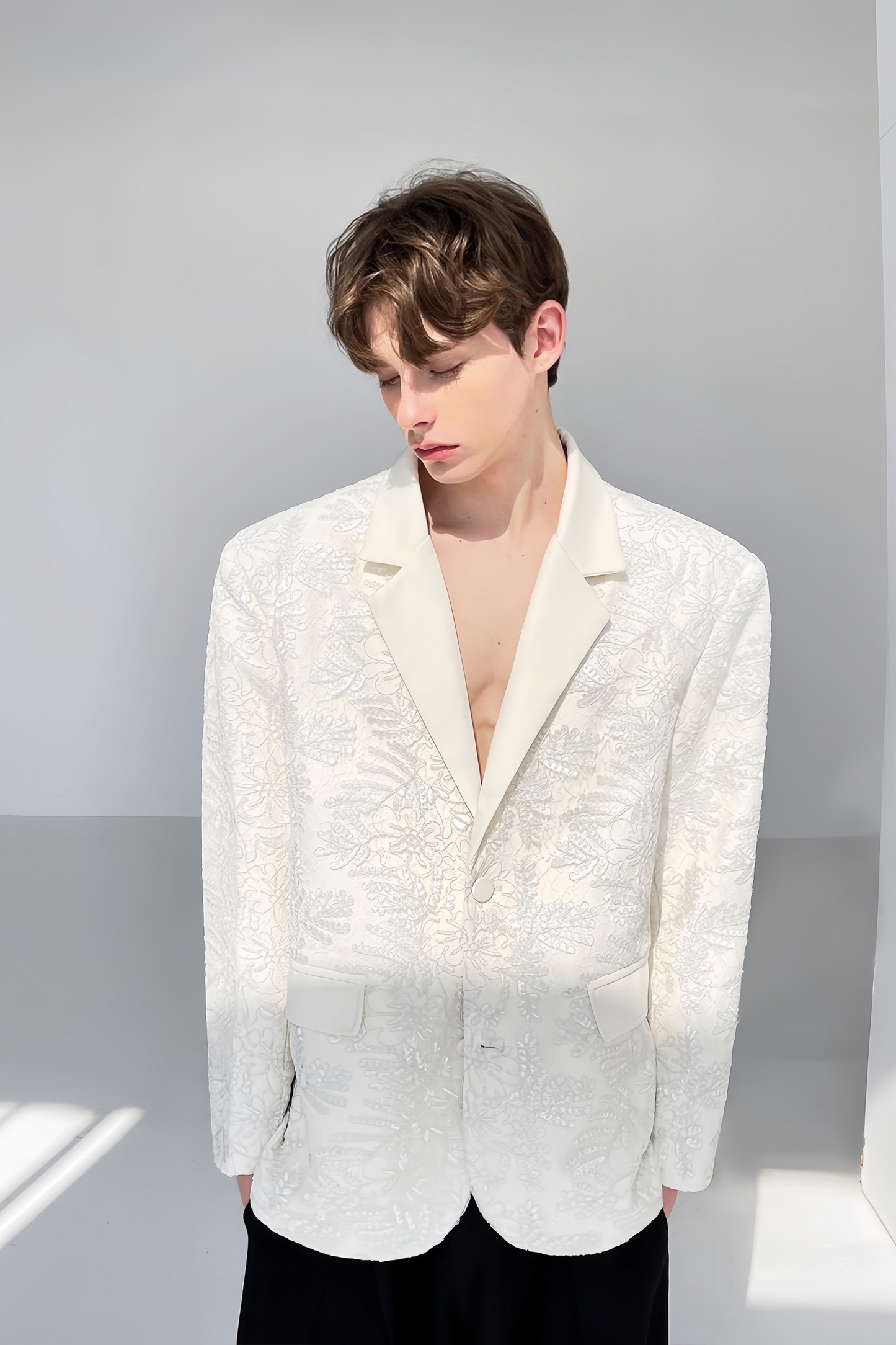 Léo white floral-embroidered blazer