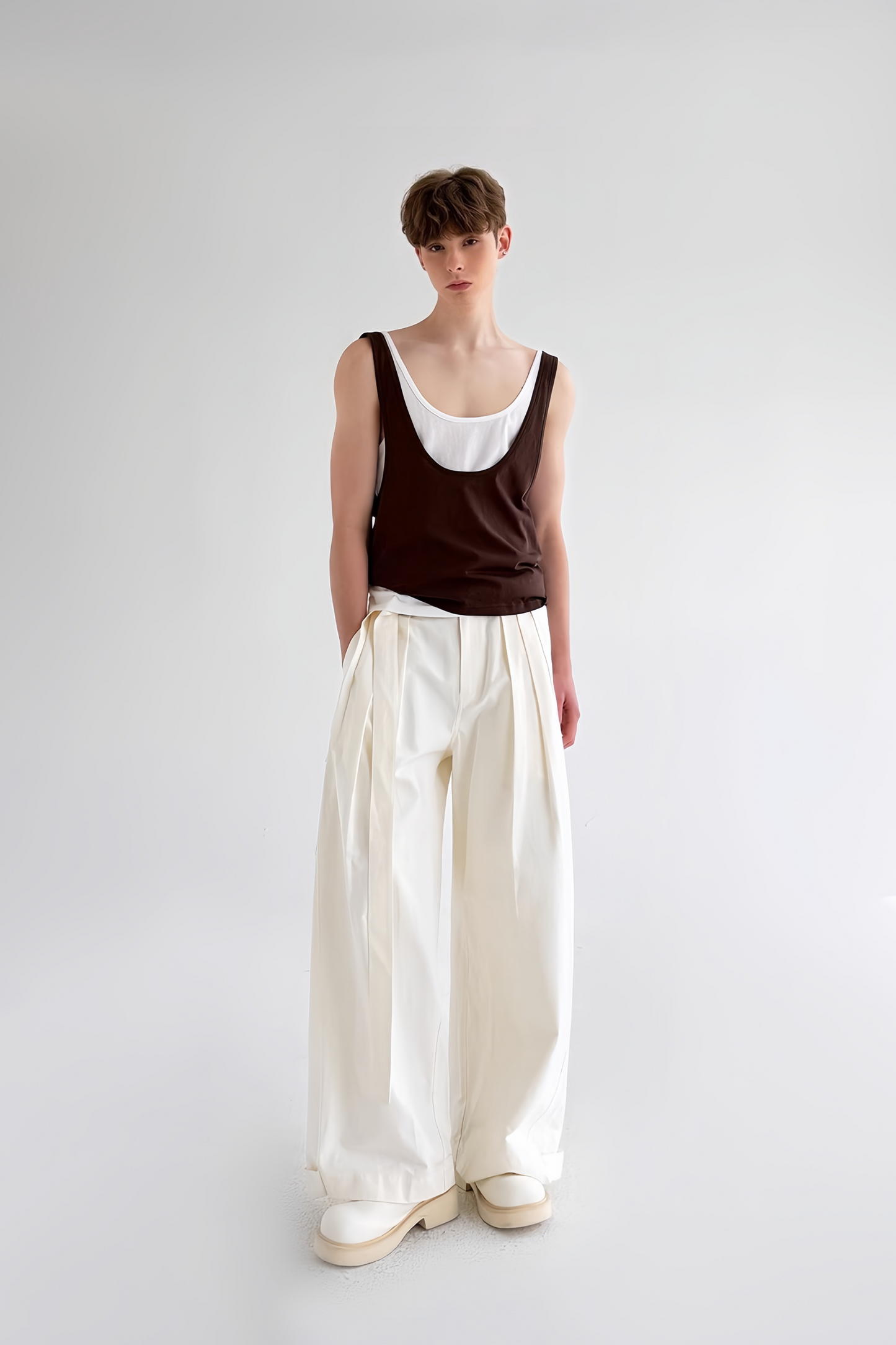 قميص بدون أكمام بسيط من Adrien Brown