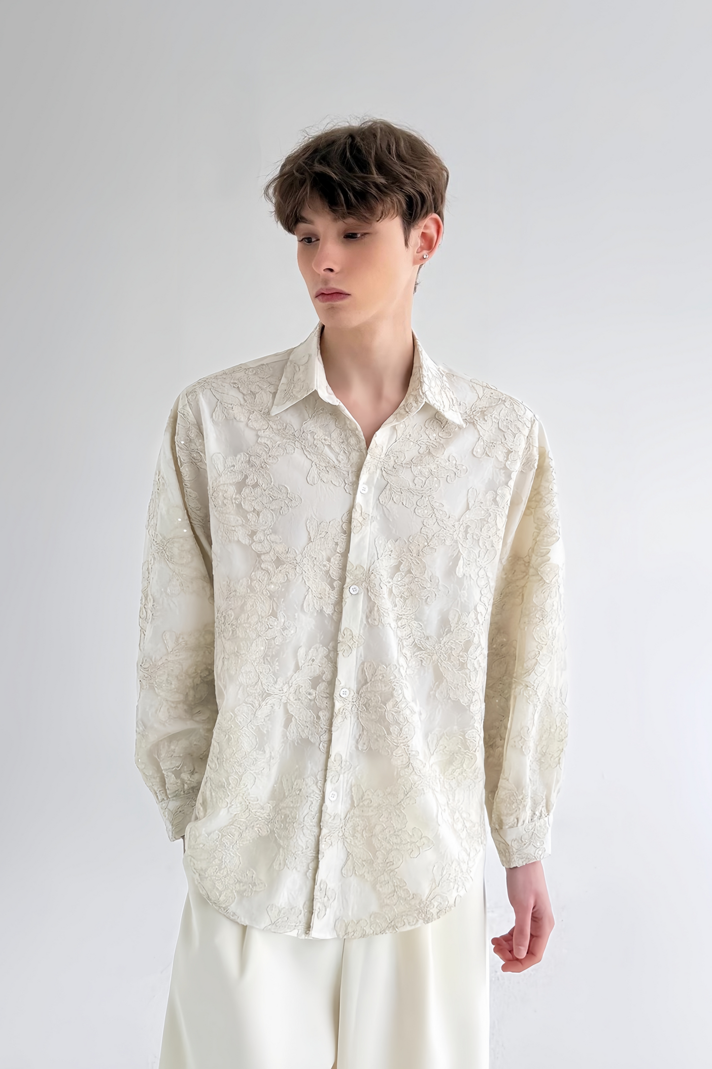 قميص أبيض طويل الأكمام من Bastien مزين بتطريزات زهرية على طبقتين