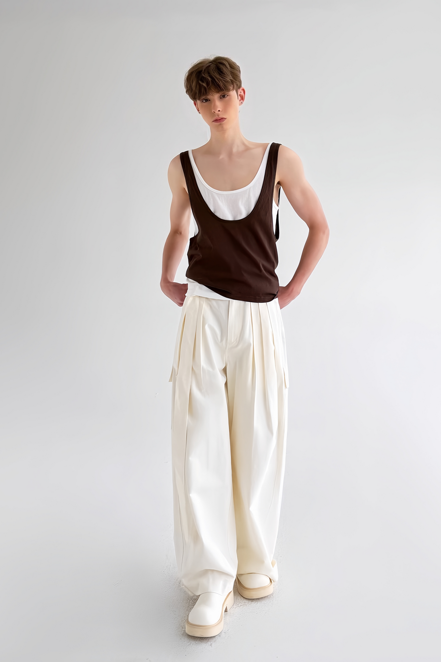 قميص بدون أكمام بسيط من Adrien Brown