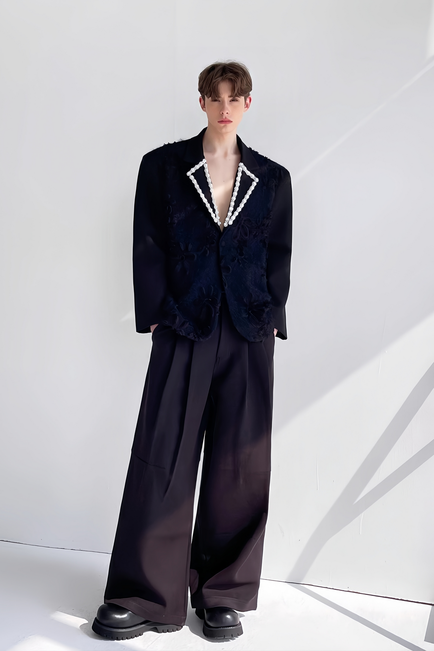 سترة أمير سوداء مزينة بزخارف زهرية من اللؤلؤ الصناعي