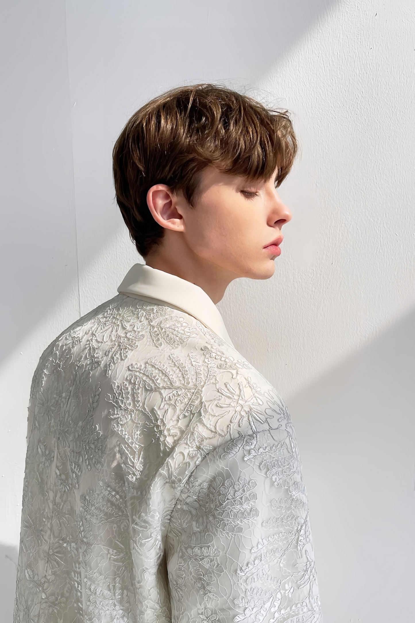 Léo white floral-embroidered blazer