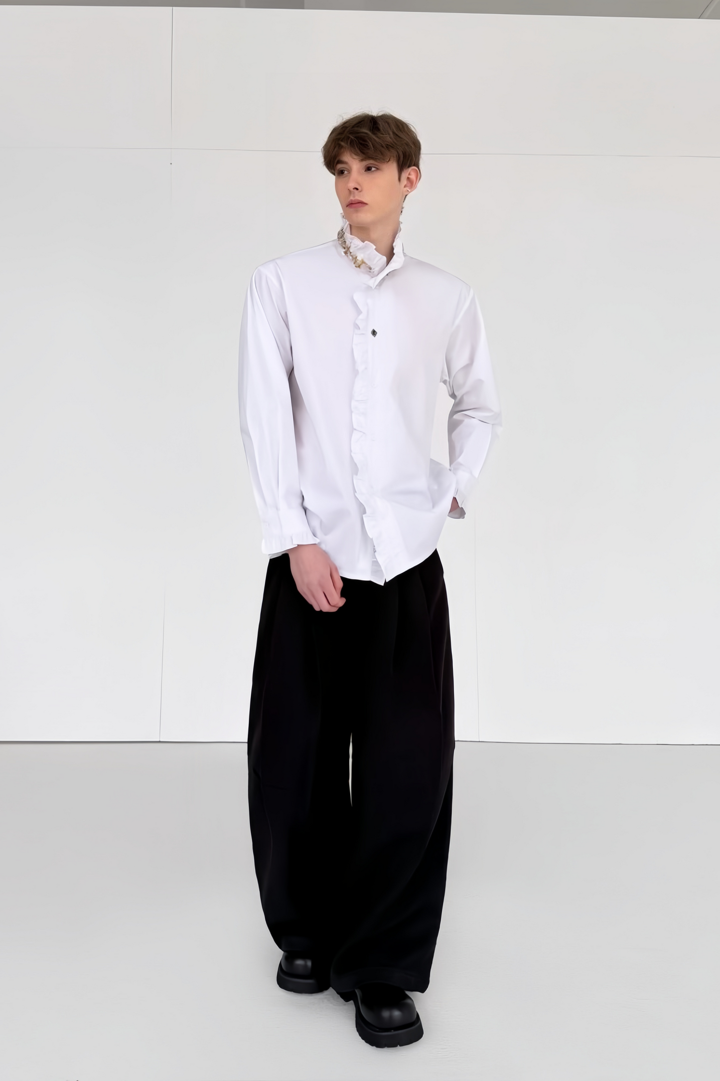 قميص يوريس أبيض مزين بزخارف زهرية وبلورات