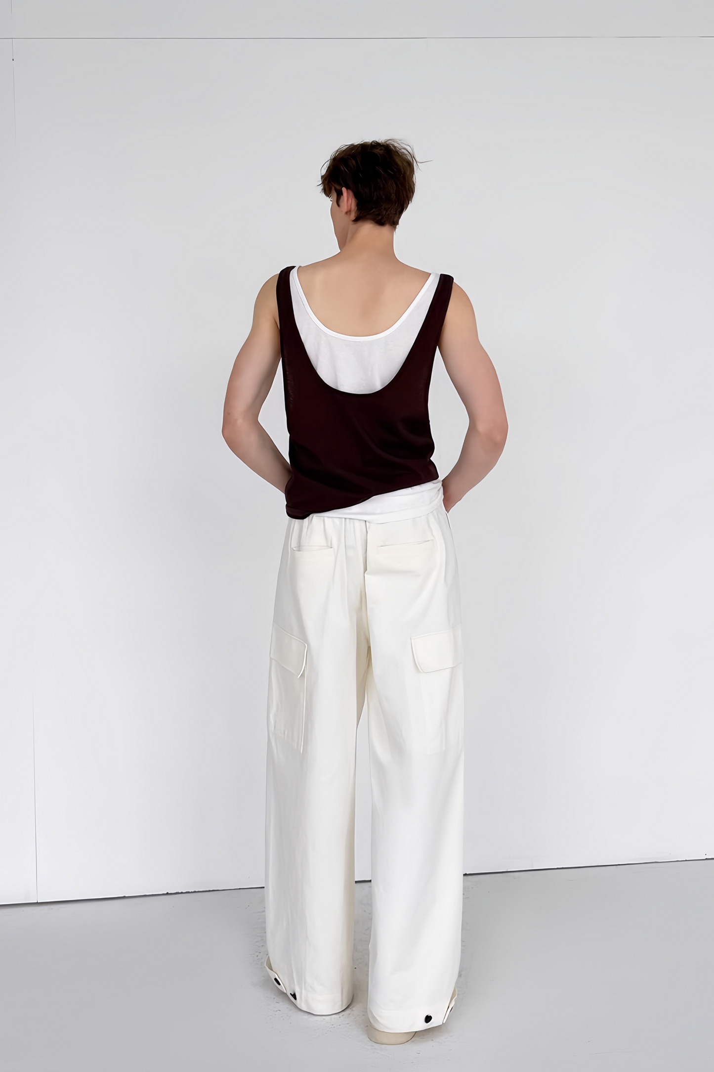 قميص بدون أكمام بسيط من Adrien Brown