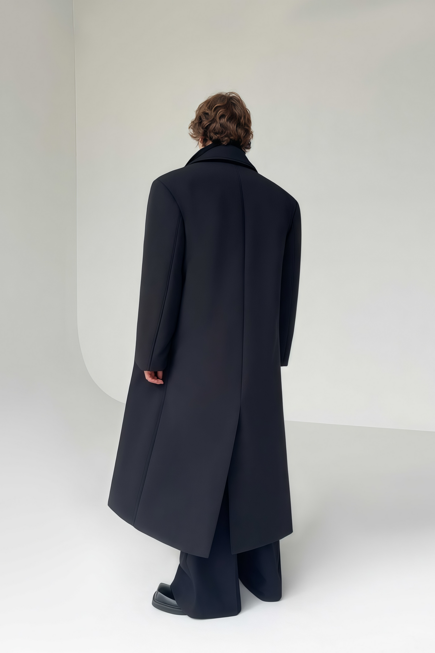 معطف طويل أسود من Benedict