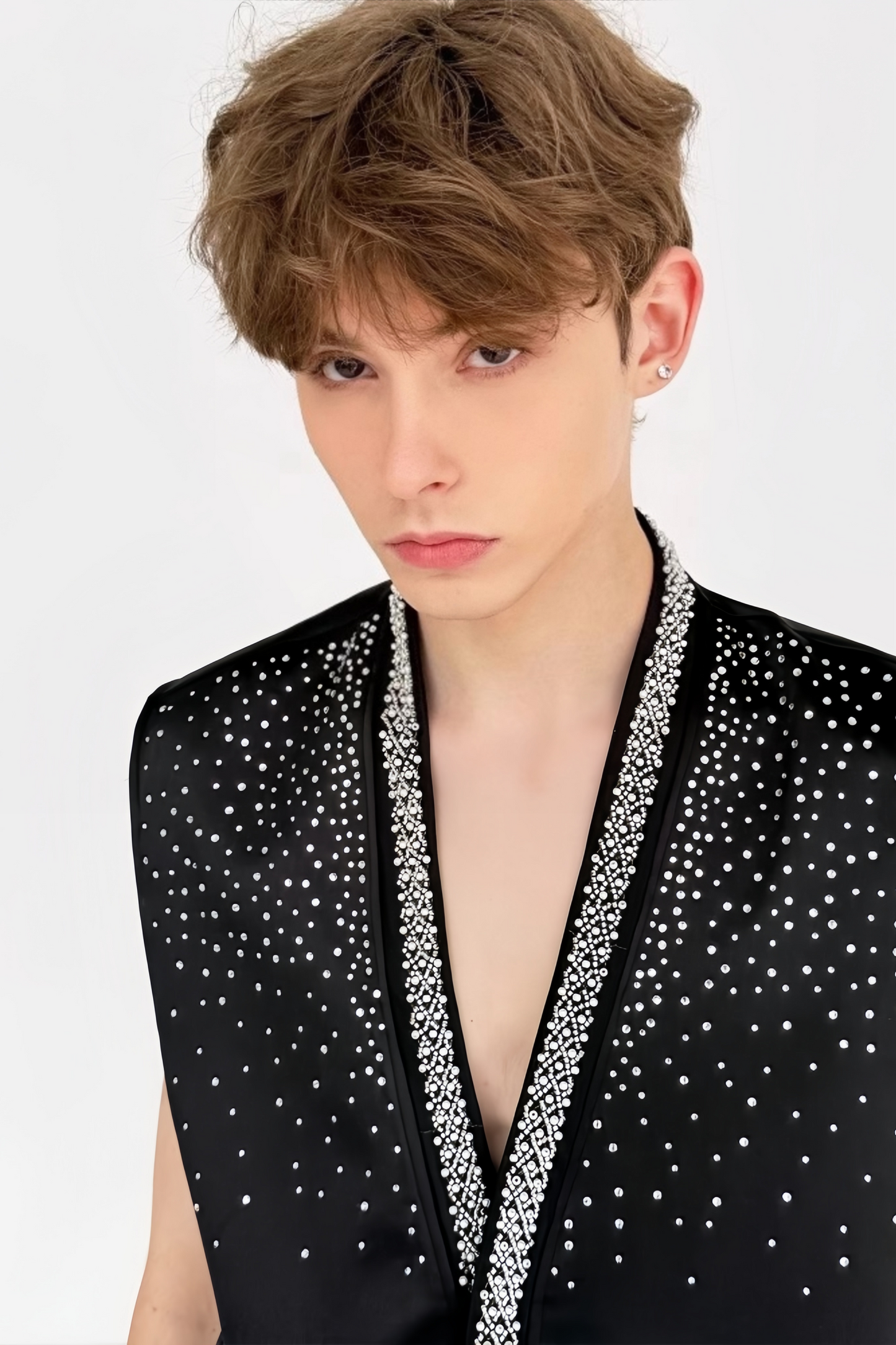 سترة علي سوداء مزينة بالكريستال