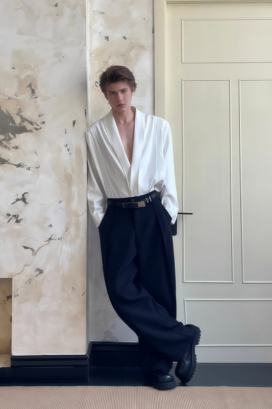 قميص أبيض بياقة على شكل V وكتفين مبطنين من Alistair