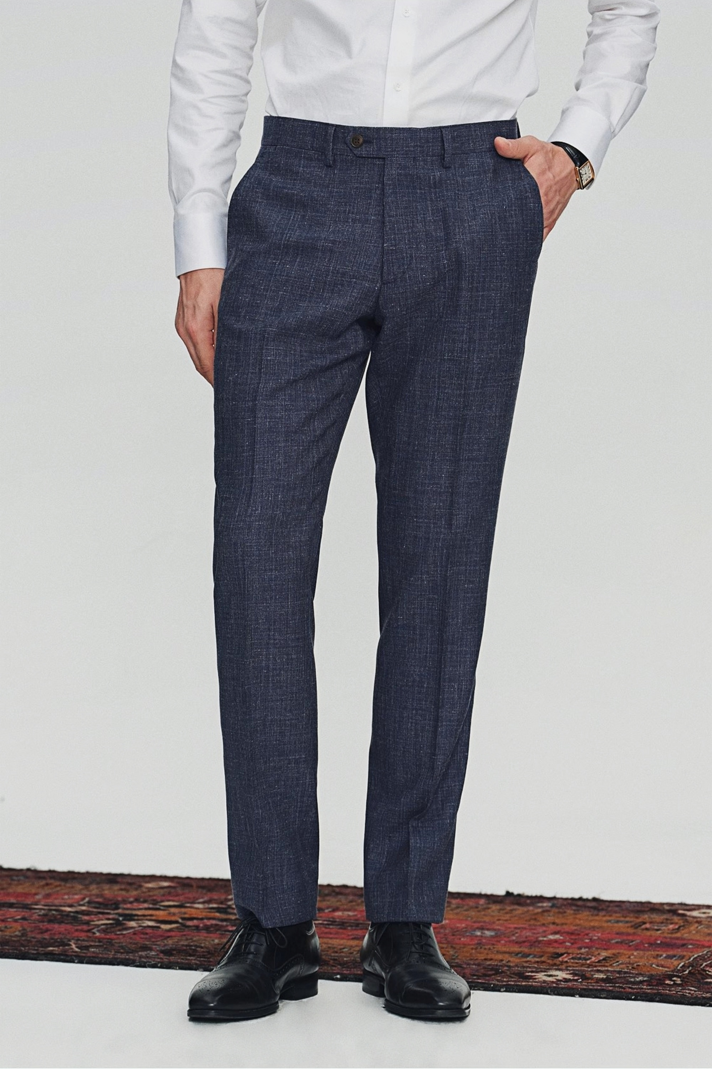 بدلة أليستر باللون الأزرق الداكن