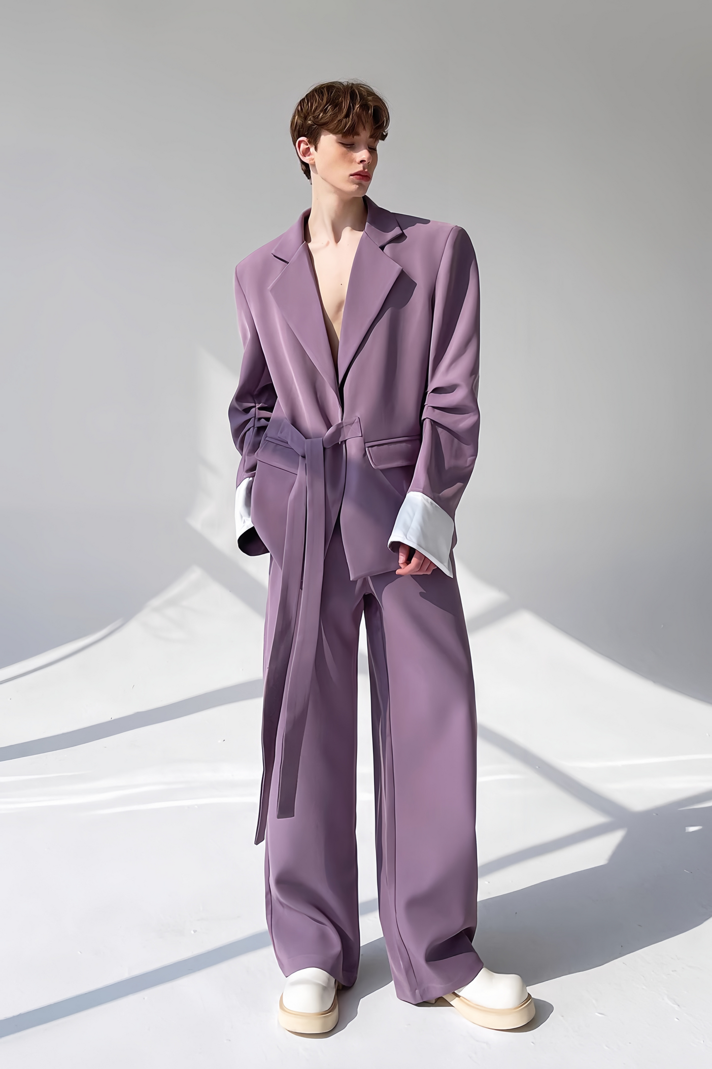 بدلة أرون أرجوانية برباط عنق