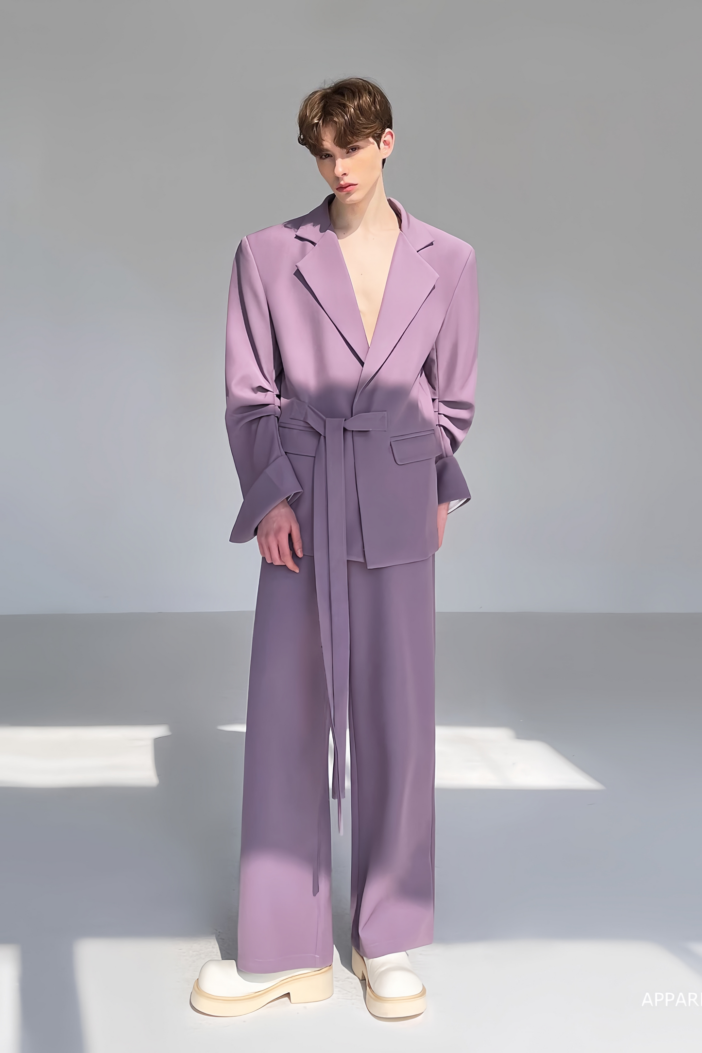 بدلة أرون أرجوانية برباط عنق