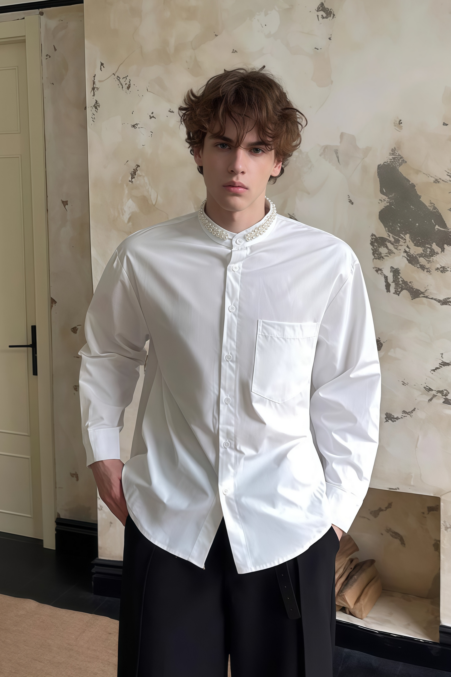 قميص أبيض مزين باللؤلؤ الصناعي من Adrian