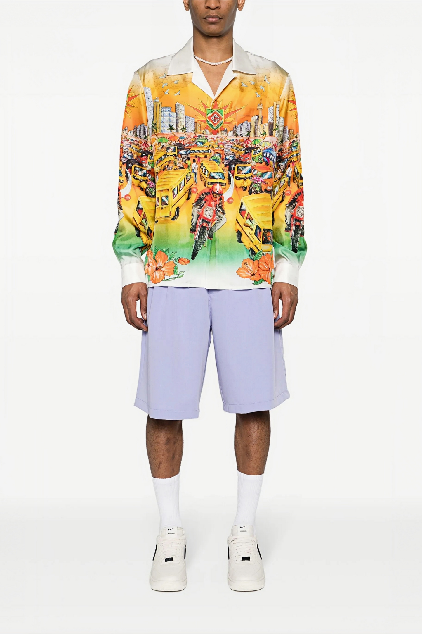 قميص قصير الأكمام من آرون باللون الأصفر المطبوع بنقشة المدينة