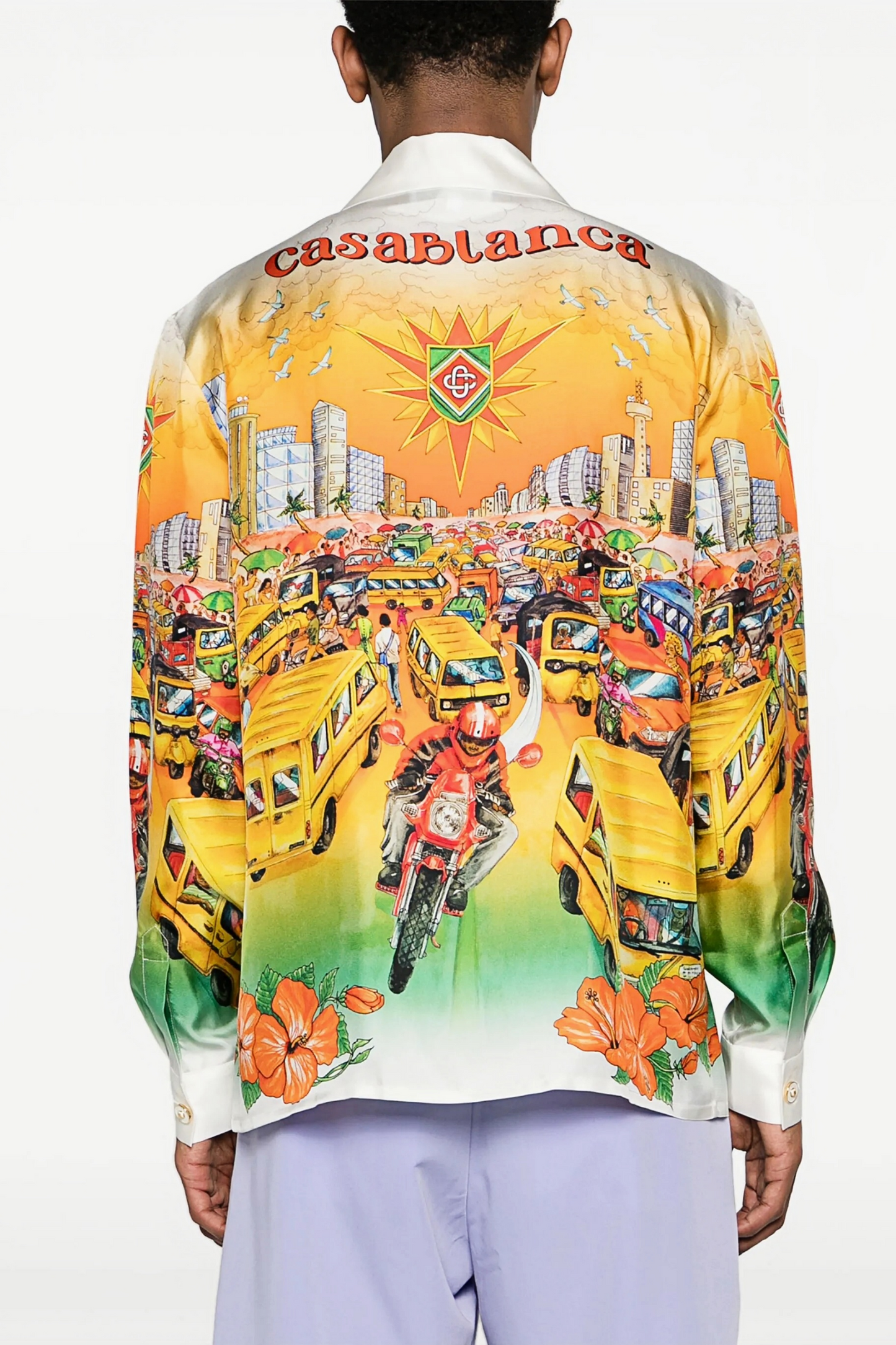 قميص قصير الأكمام من آرون باللون الأصفر المطبوع بنقشة المدينة