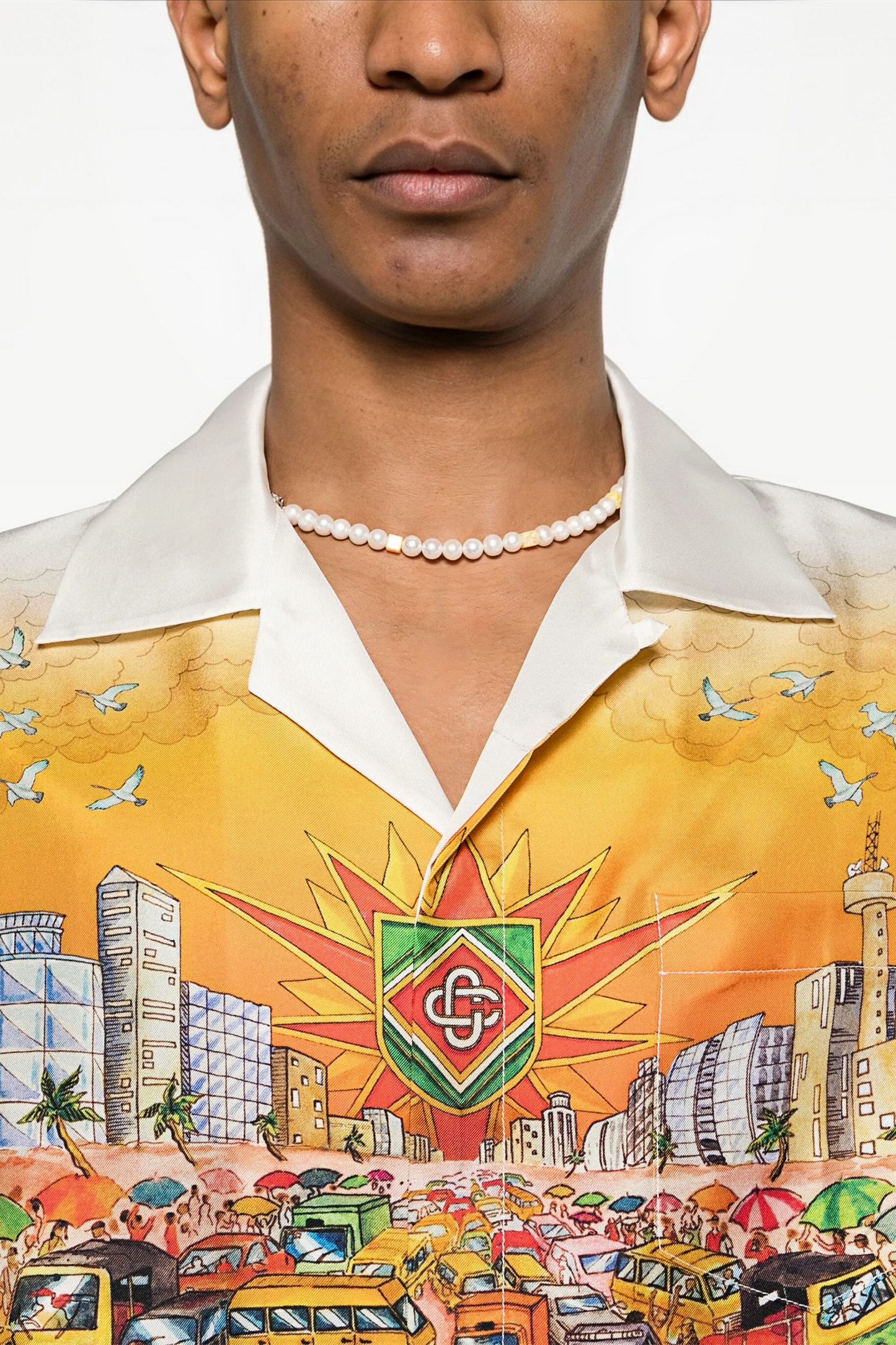 قميص قصير الأكمام من آرون باللون الأصفر المطبوع بنقشة المدينة