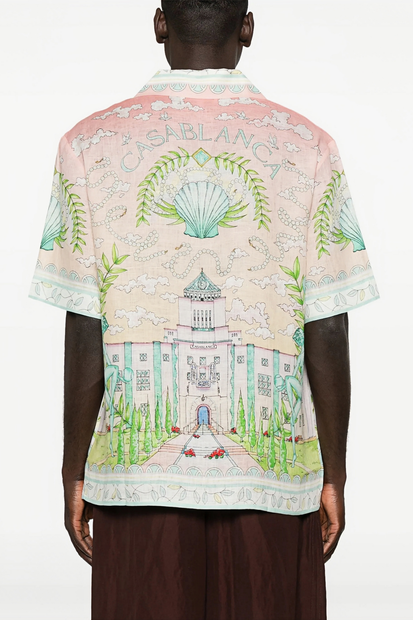 قميص قصير الأكمام بلون أبيض فاتح ومطبوع بألوان الباستيل