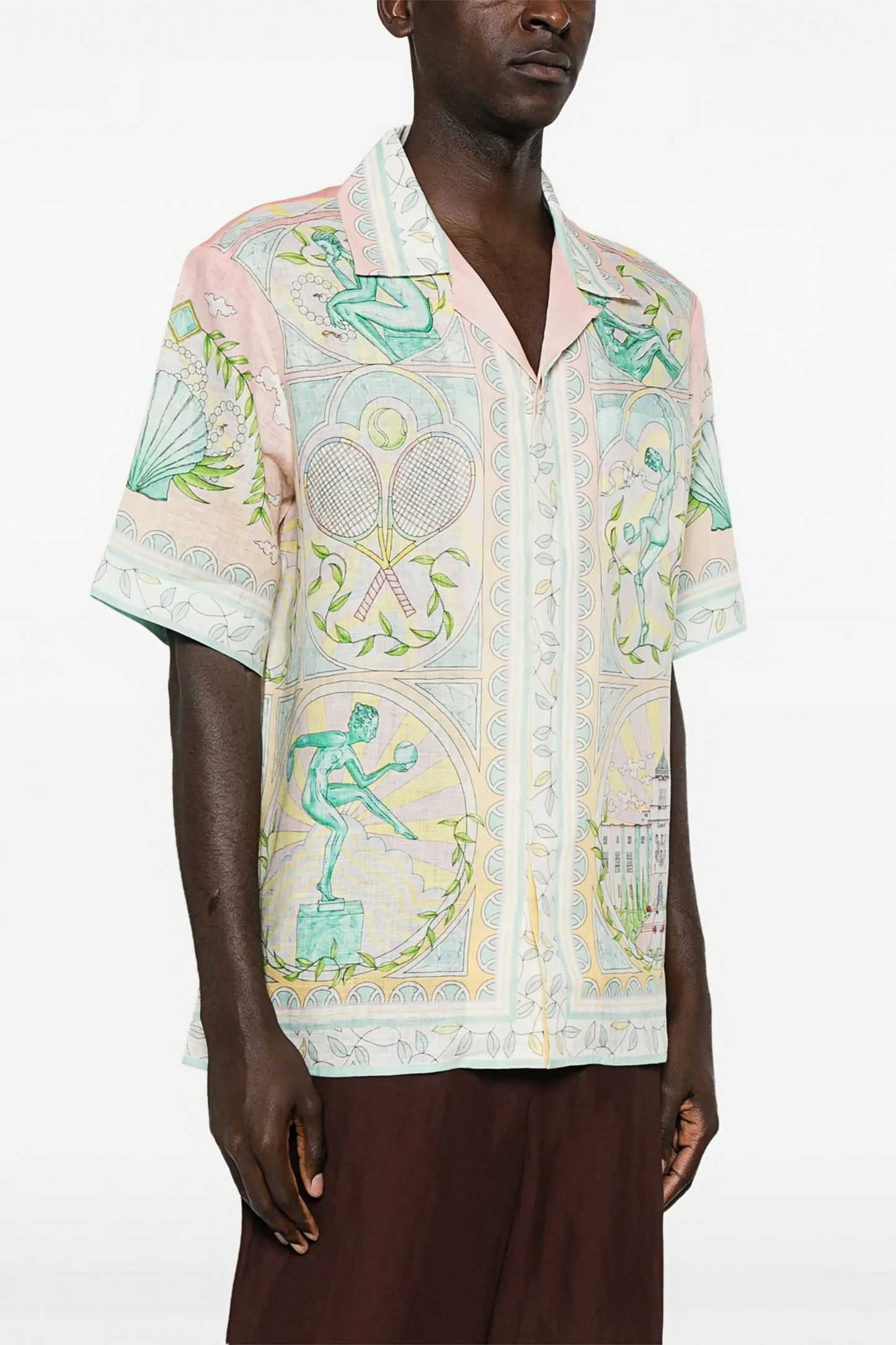 قميص قصير الأكمام بلون أبيض فاتح ومطبوع بألوان الباستيل