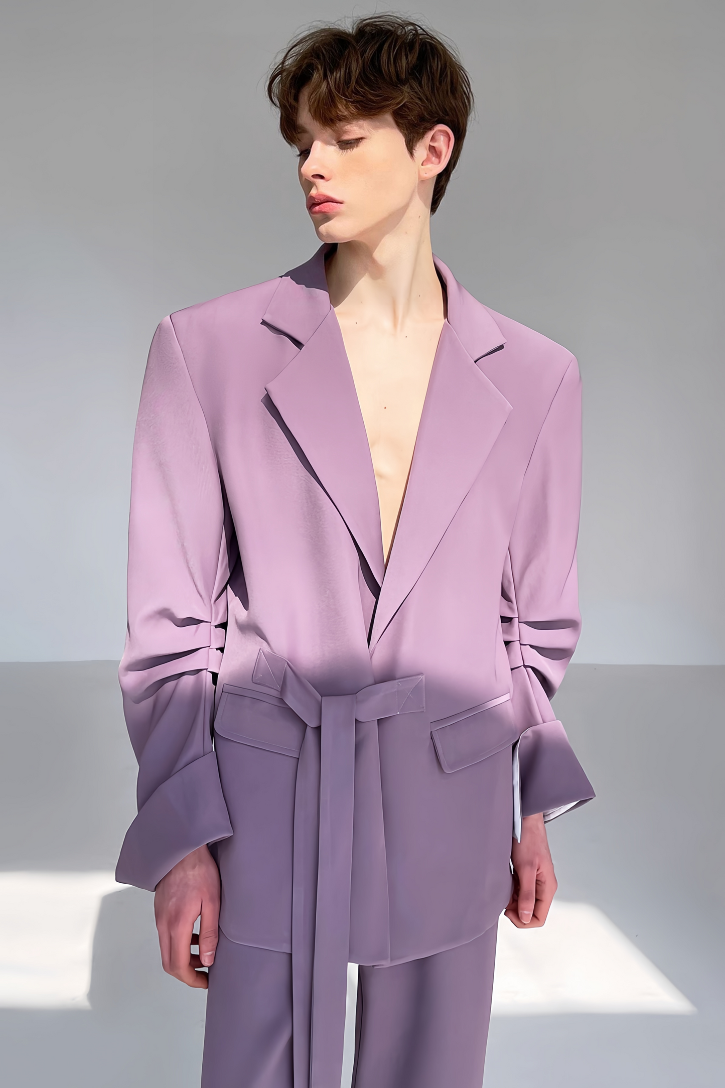 بدلة أرون أرجوانية برباط عنق