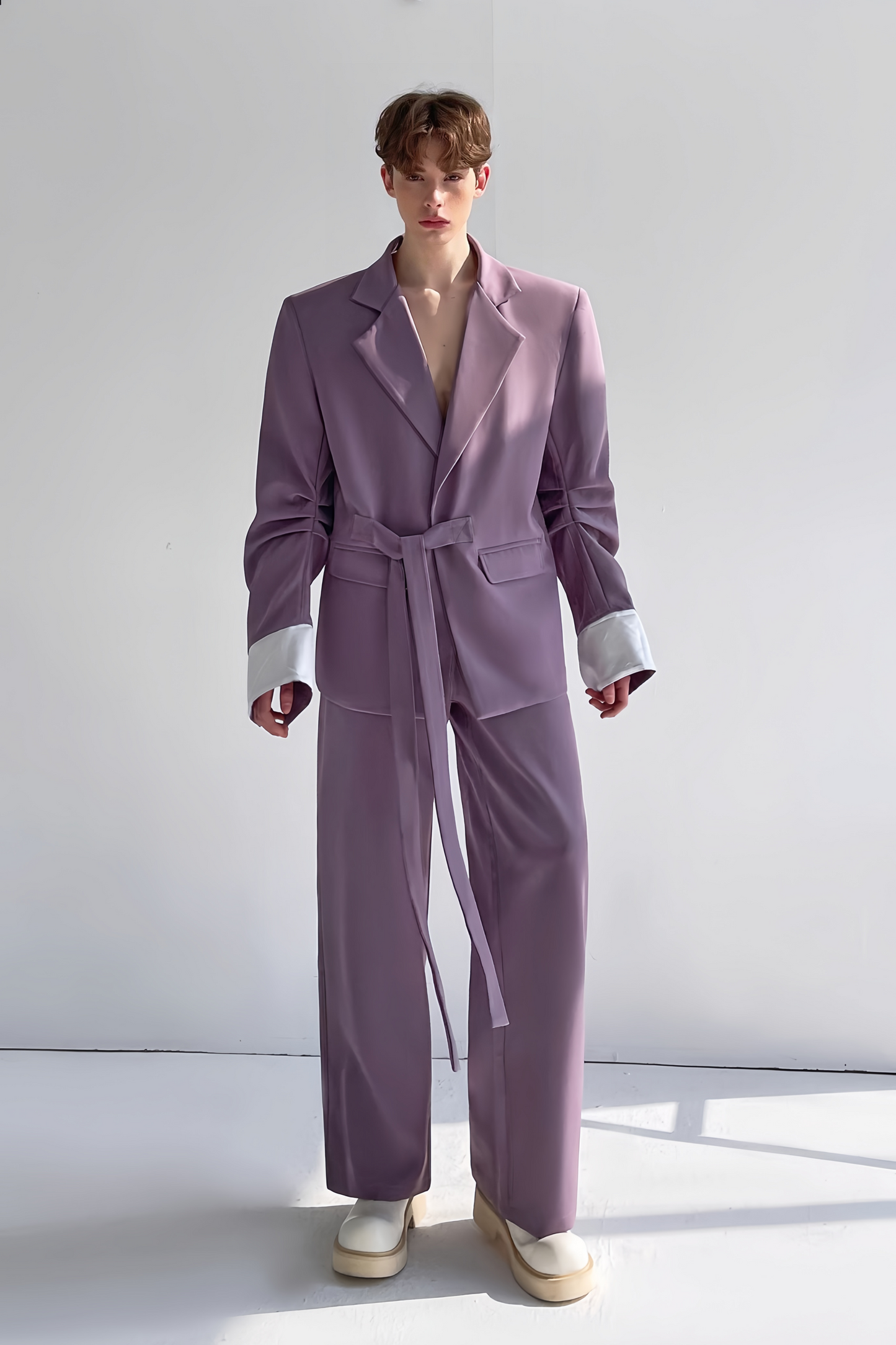 بدلة أرون أرجوانية برباط عنق