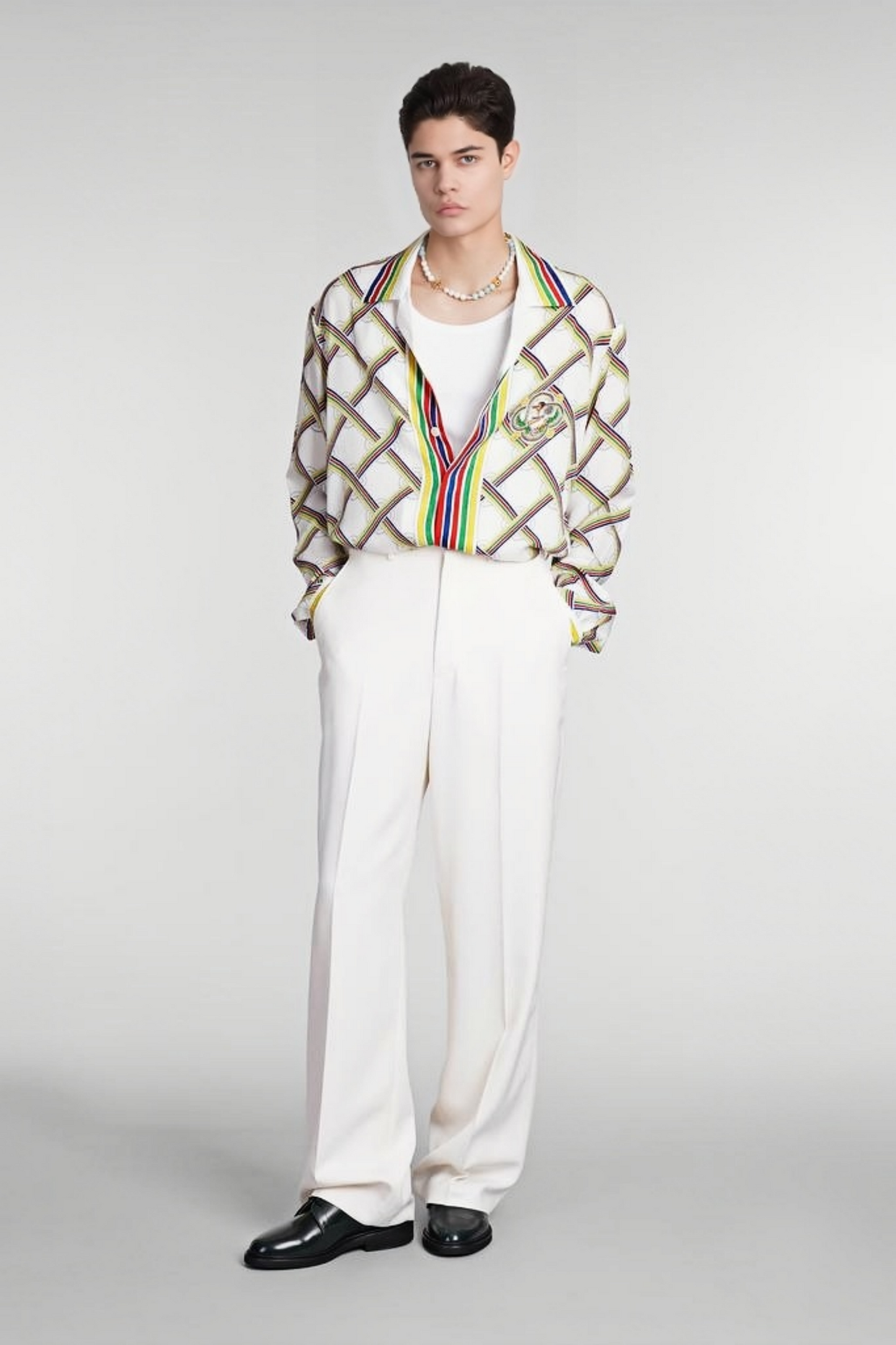 قميص ألبرت أبيض بأكمام طويلة بنقشة الماس