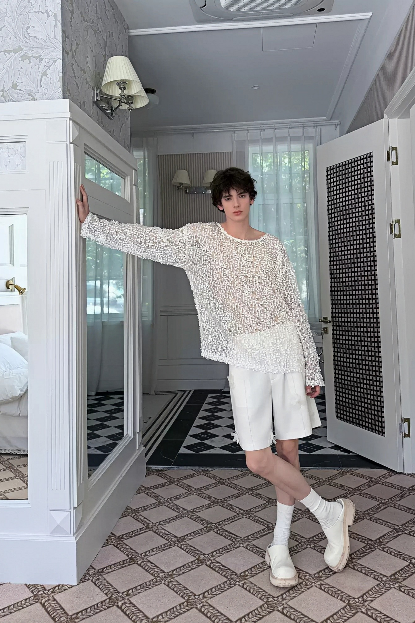 بنطلون بستيان أبيض مزين بزخارف زهرية