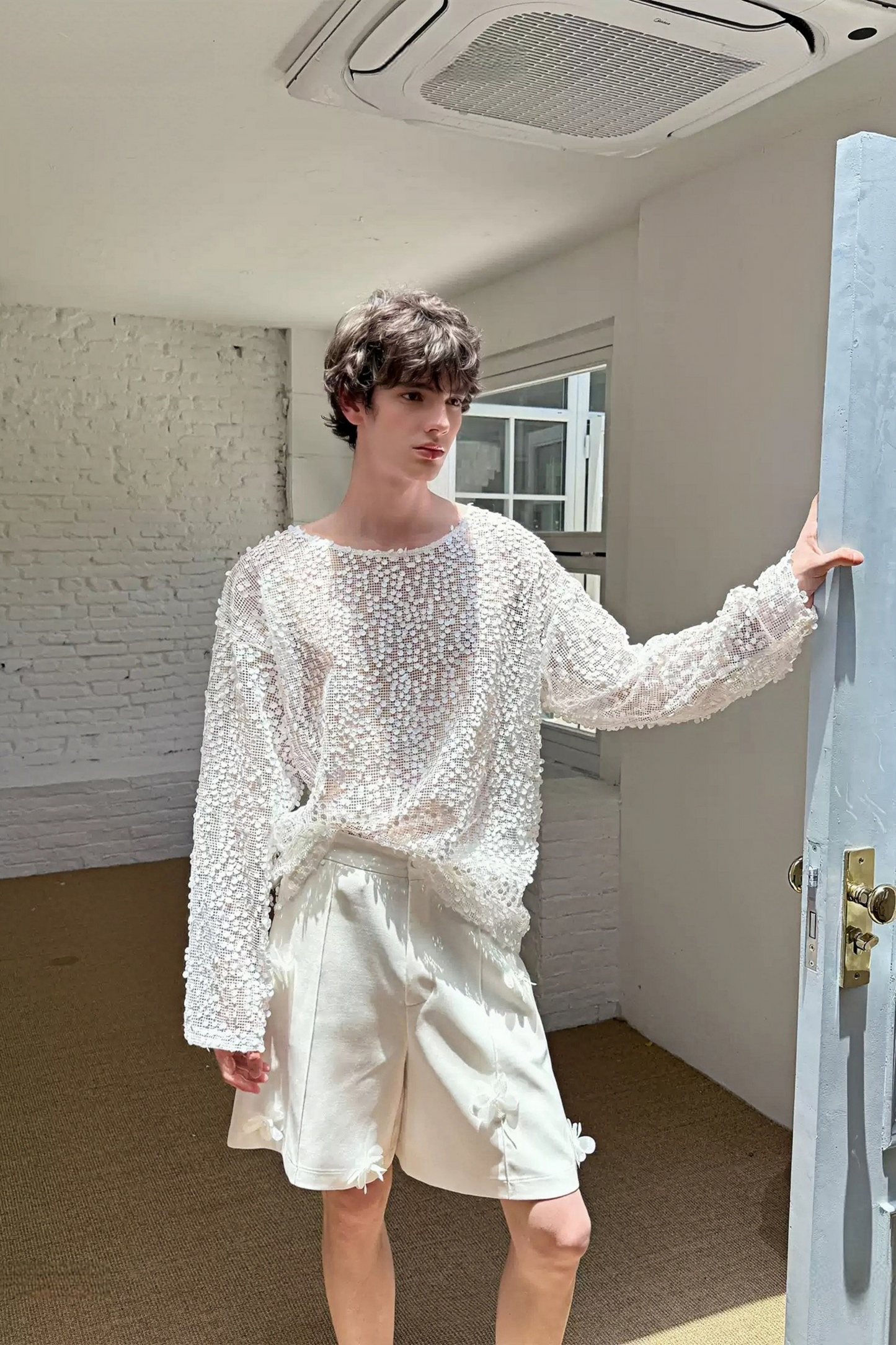 بنطلون بستيان أبيض مزين بزخارف زهرية