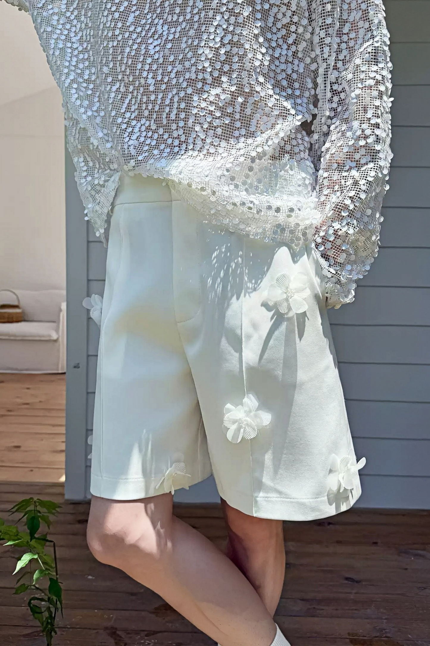 بنطلون بستيان أبيض مزين بزخارف زهرية