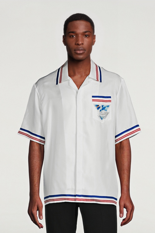 قميص زاكاري أبيض بأكمام قصيرة ومطبوع بنقشة البجعة البيضاء