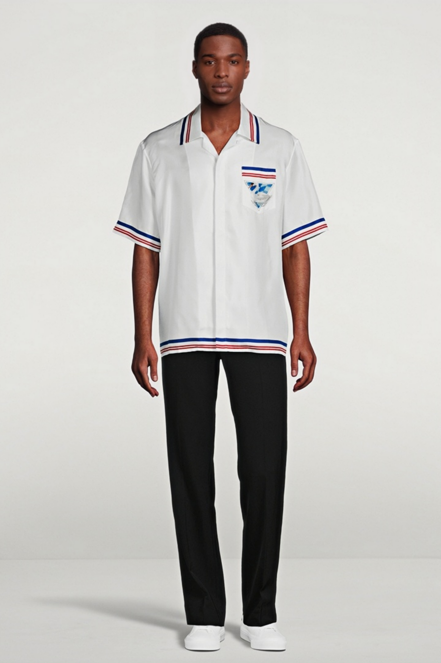 قميص زاكاري أبيض بأكمام قصيرة ومطبوع بنقشة البجعة البيضاء