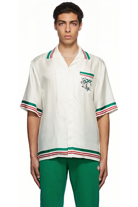 قميص قصير الأكمام من أوغست باللون الأبيض ومطبوع بنقشة تفاح